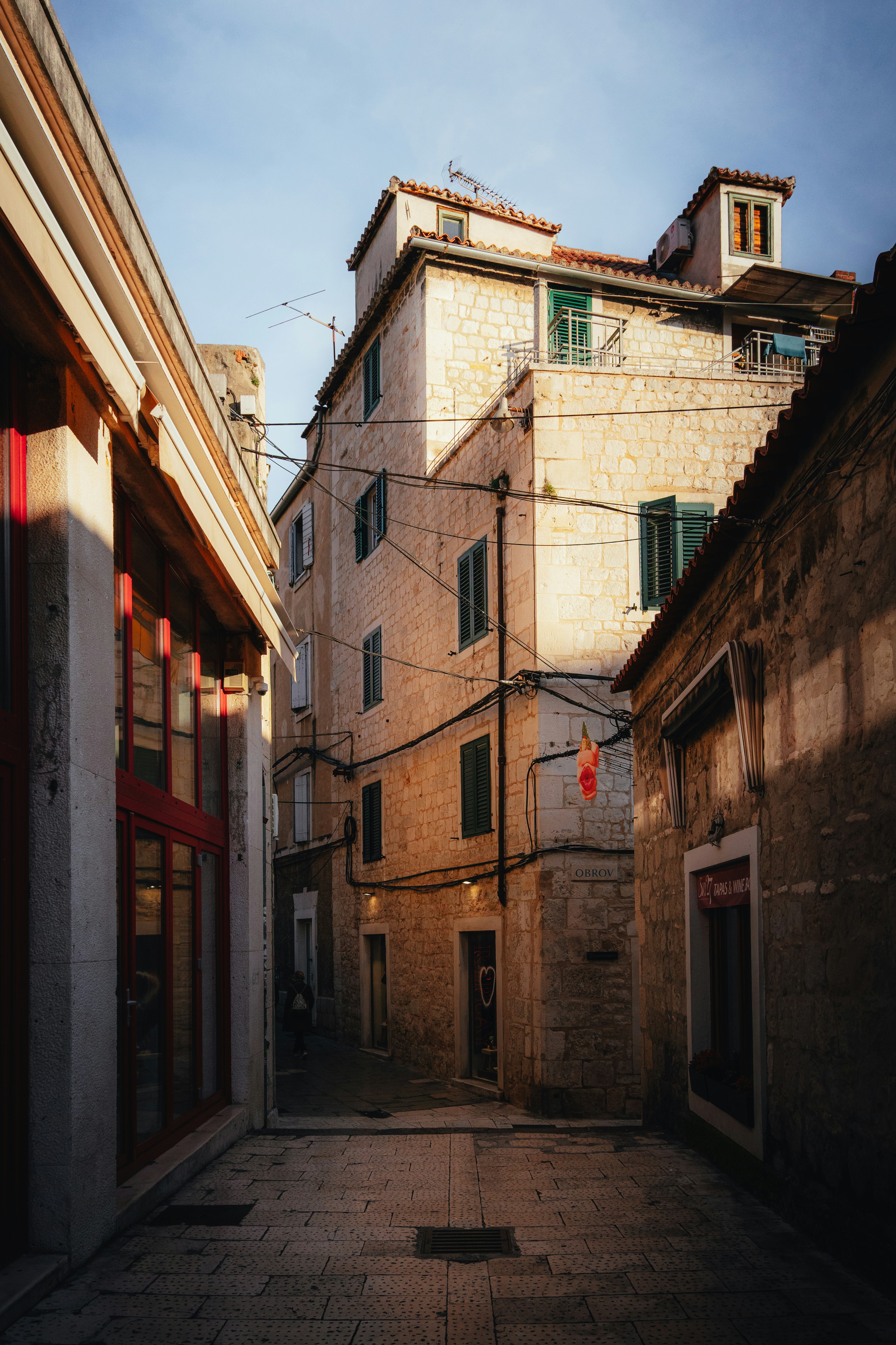 Calle estrecha, edificios antiguos de piedra, split, Croacia