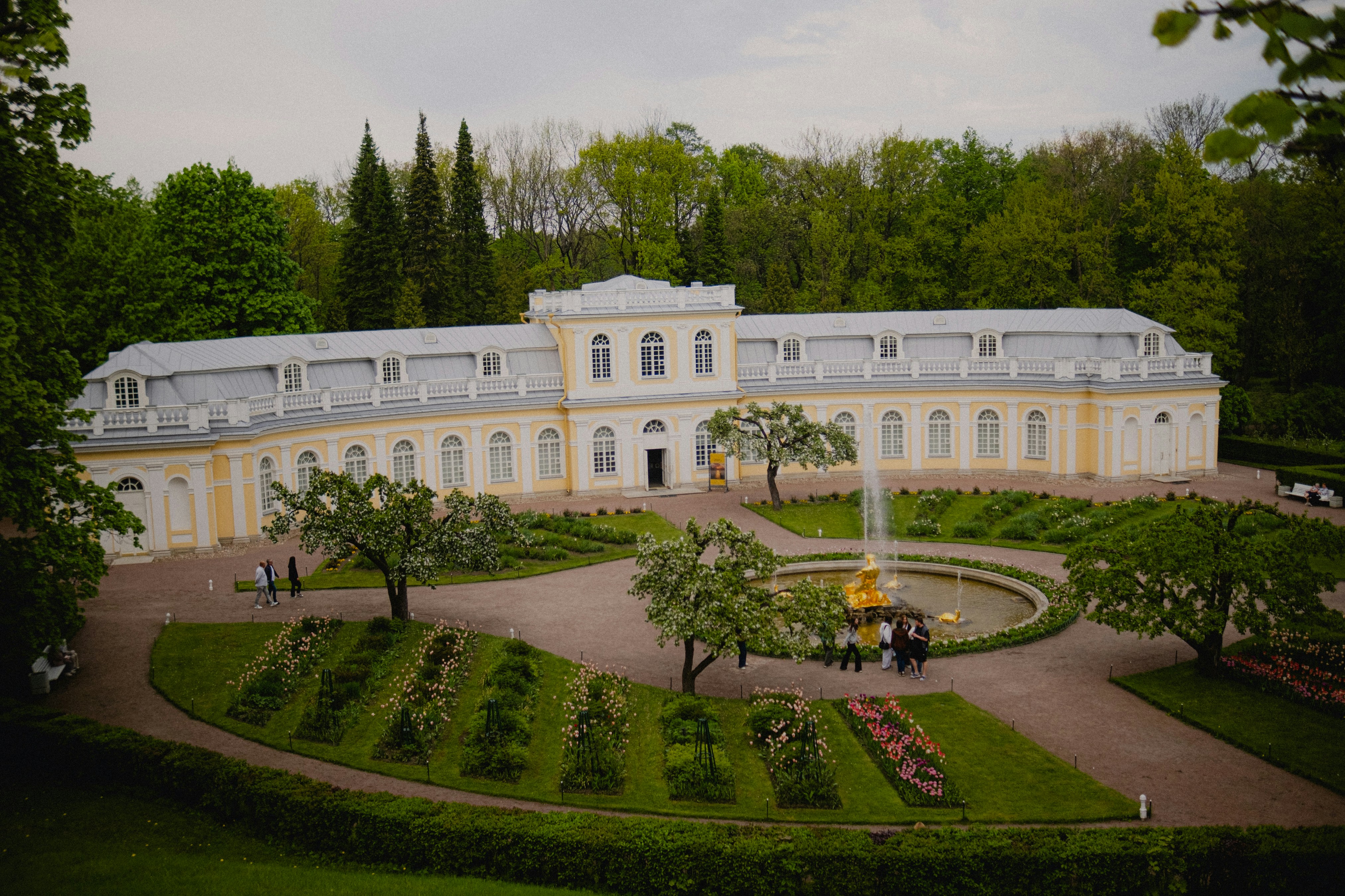 Sebuah istana megah dengan taman yang indah dan air mancur.