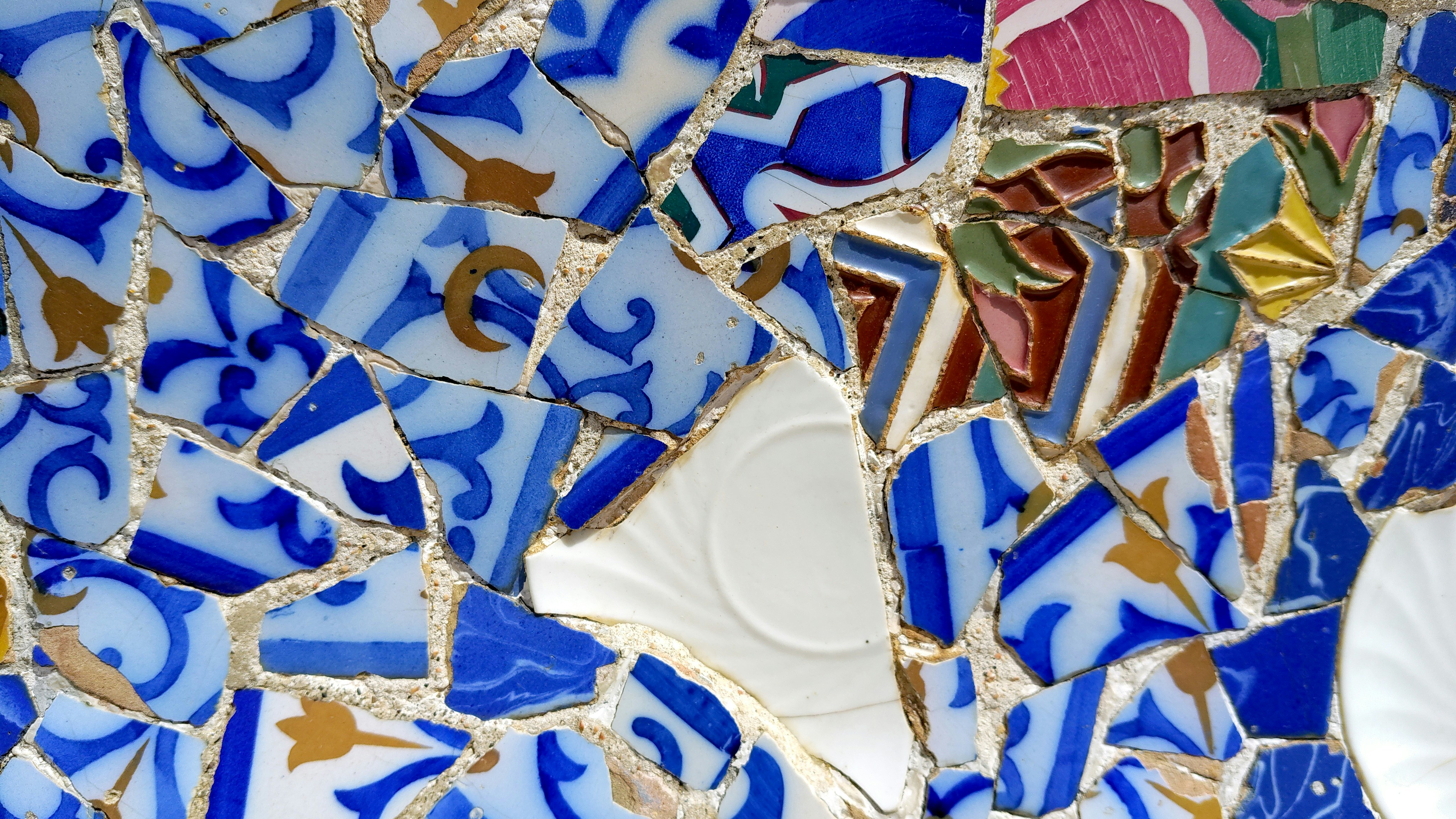 Mosaico abstracto de azulejos cerámicos blancos y azules rotos