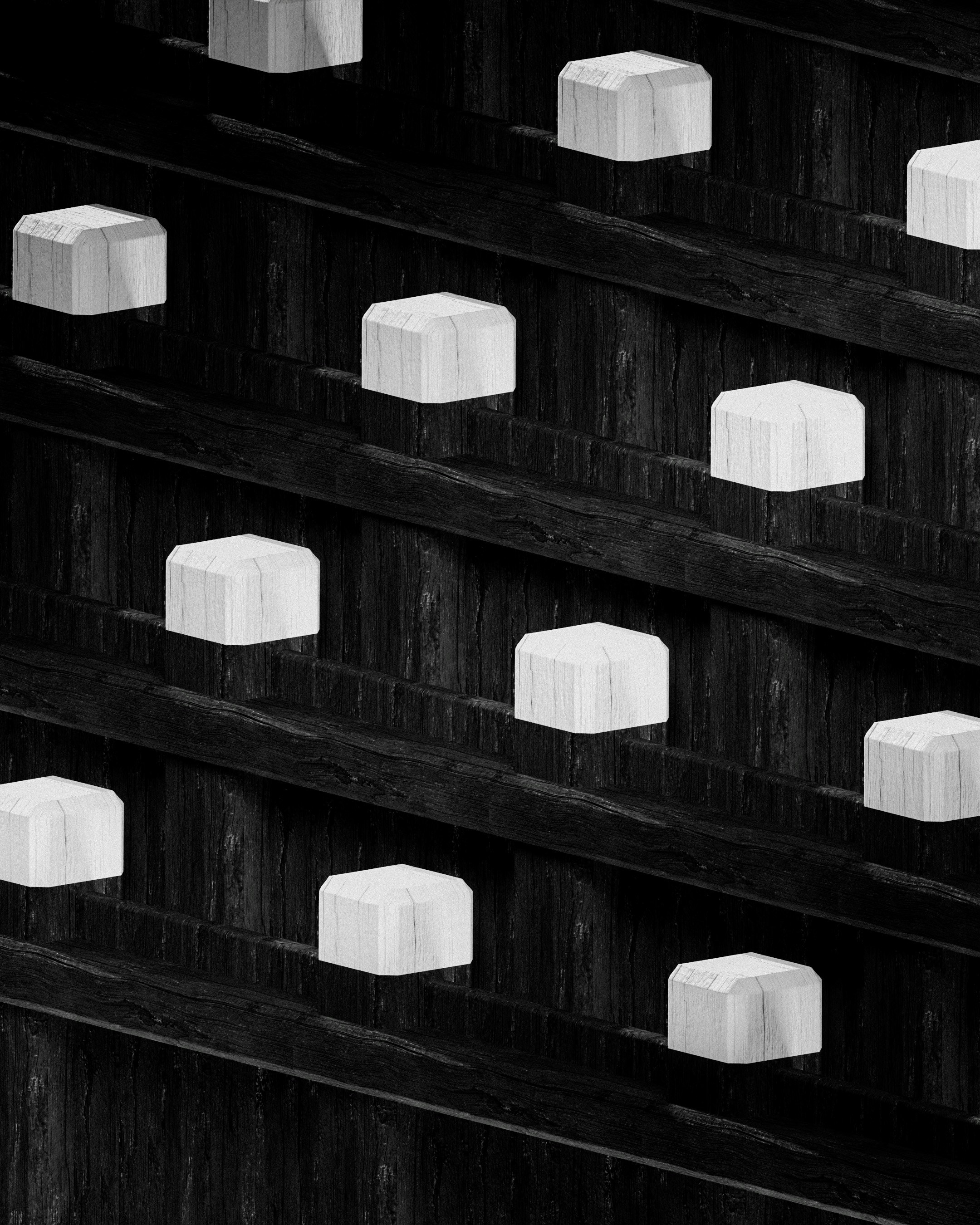 白い四角いブロックが濃い木の板の上に並べられています。