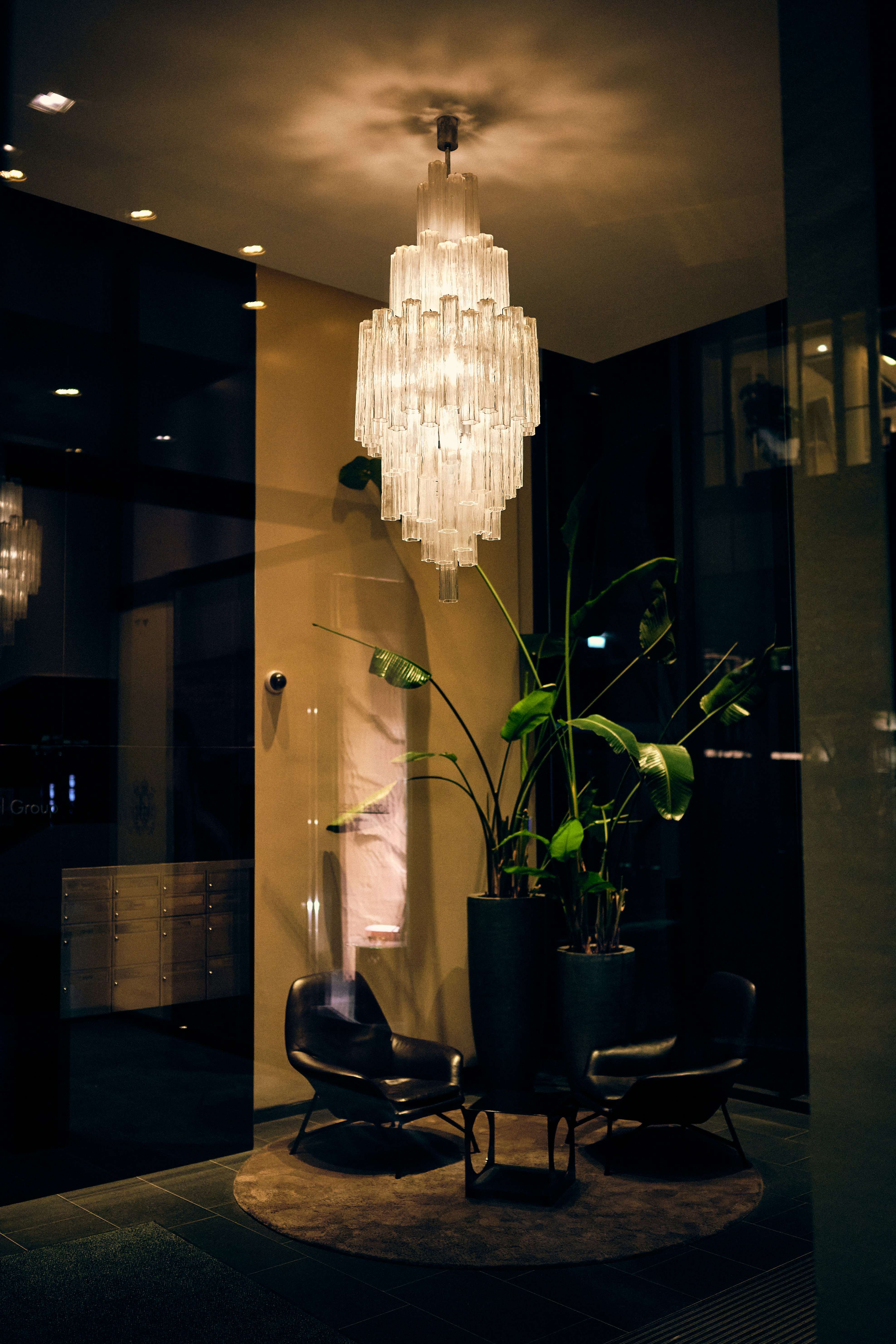 luxury modern foyer interior, wallpaper, Stylish Luxury Kitchen Island for Entryway: Design & Tips 5