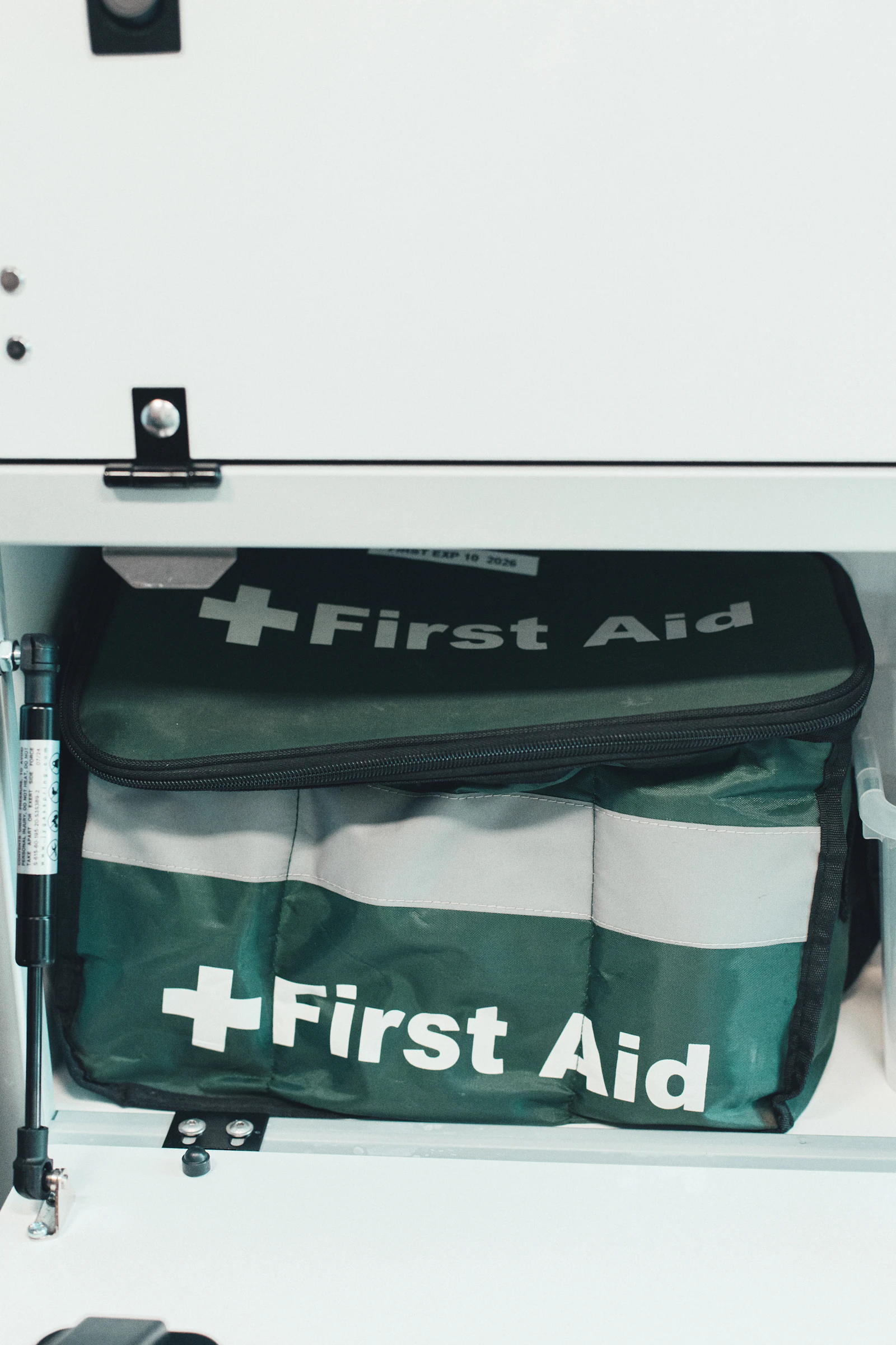 Bolsa de botiquín de primeros auxilios de color verde organizada