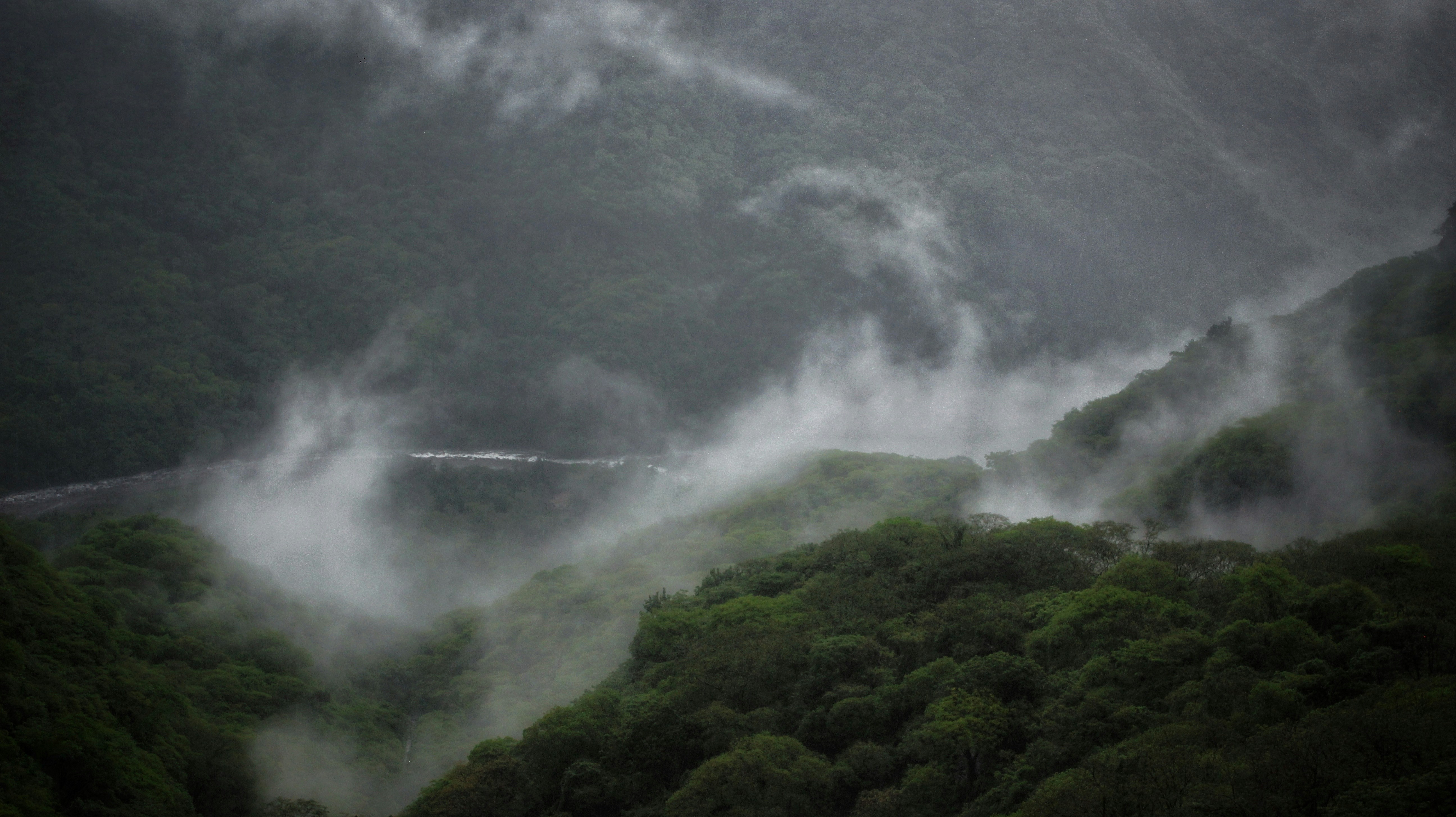 Nature Fog Rolling Through Lush Green Mountain Valleys. 4K Wallpaper #2103