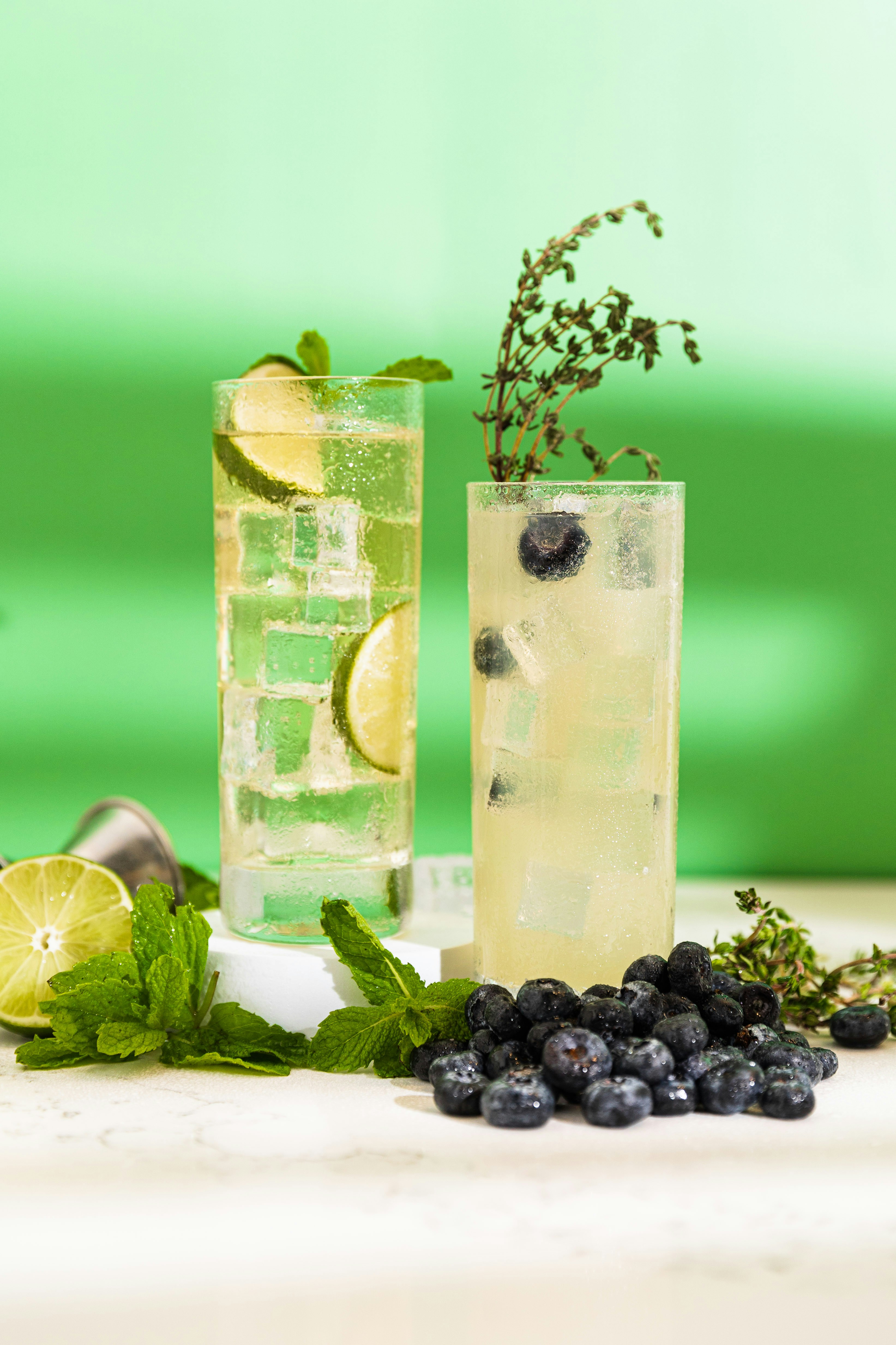 Cocktails hauts avec citron vert, menthe, myrtilles et thym