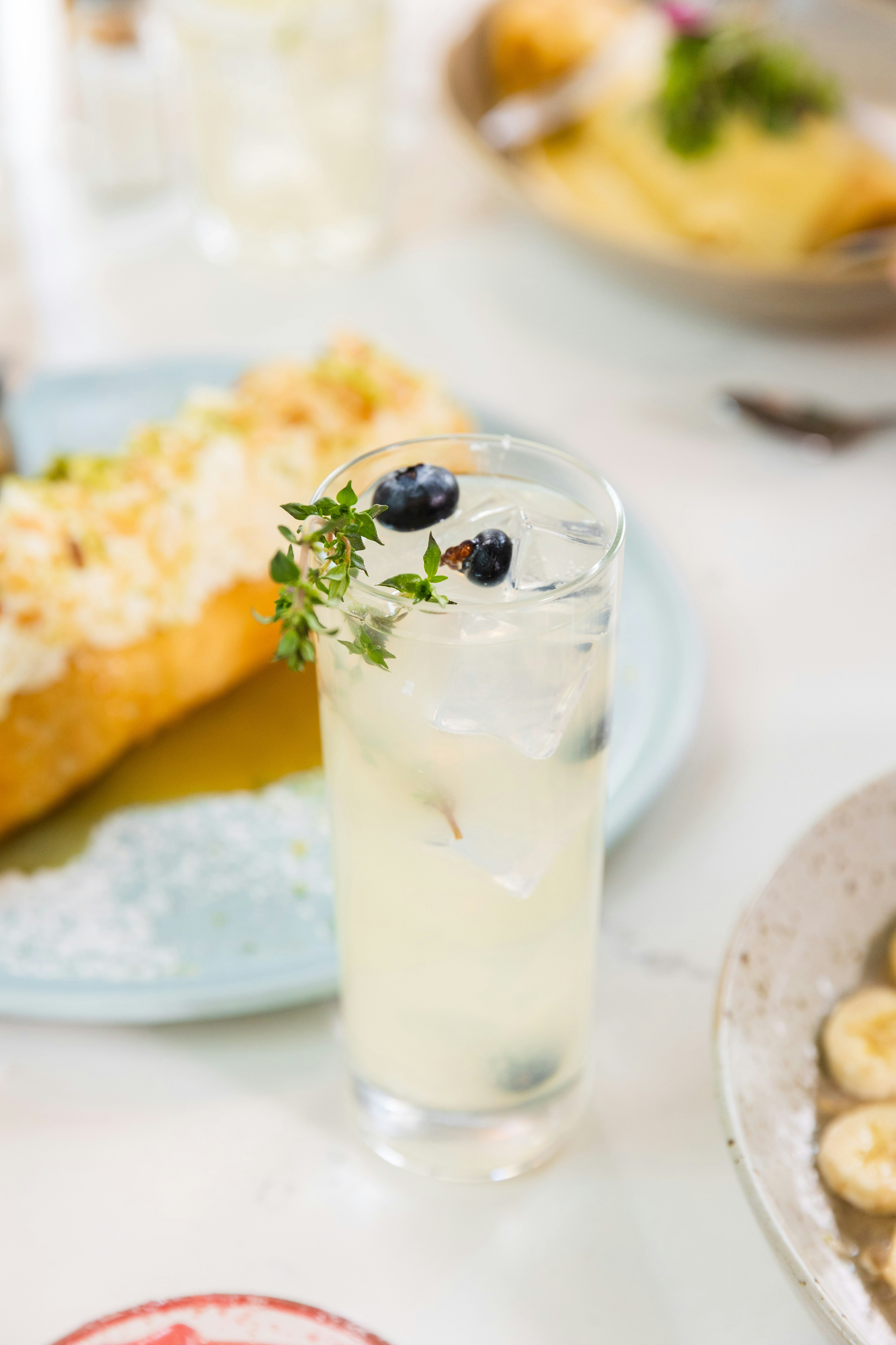 Limonade aux myrtilles et au thym sur une table