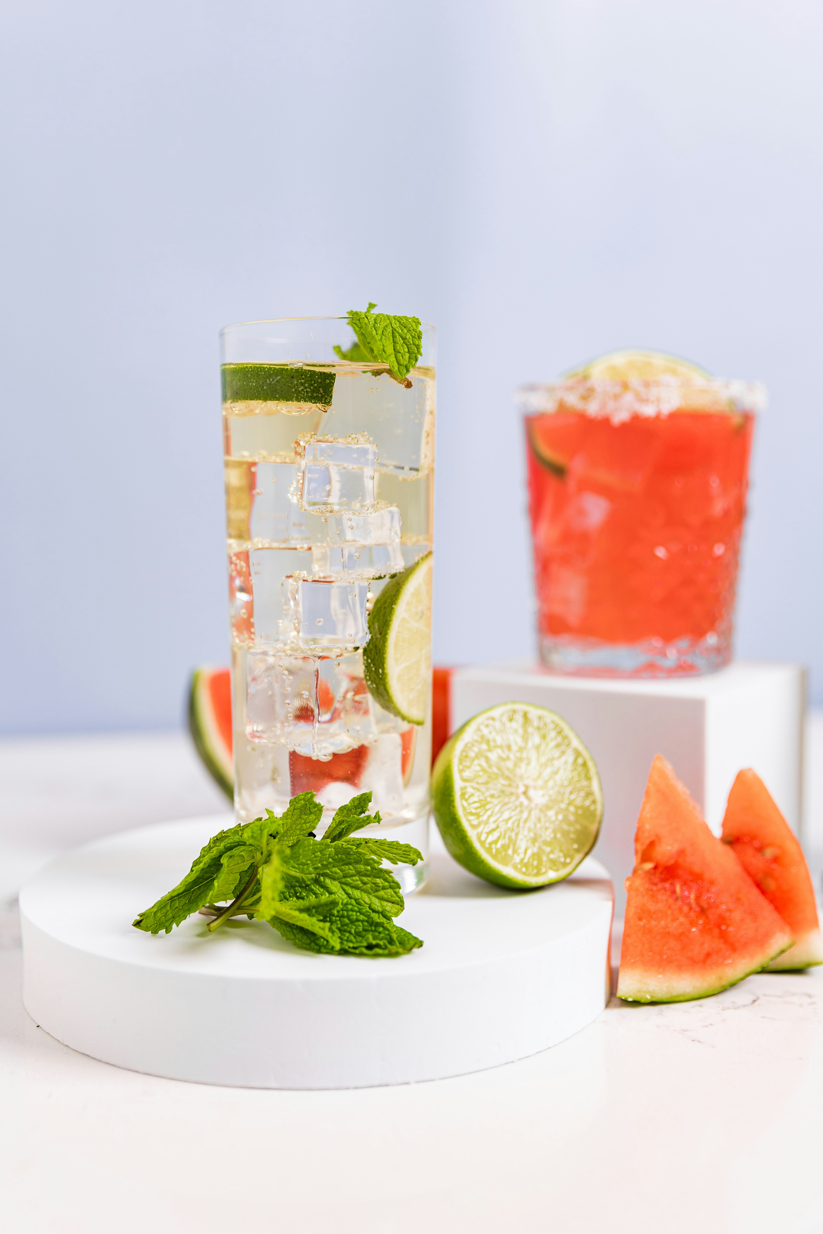 Cocktails rafraîchissants avec pastèque, citron vert et menthe