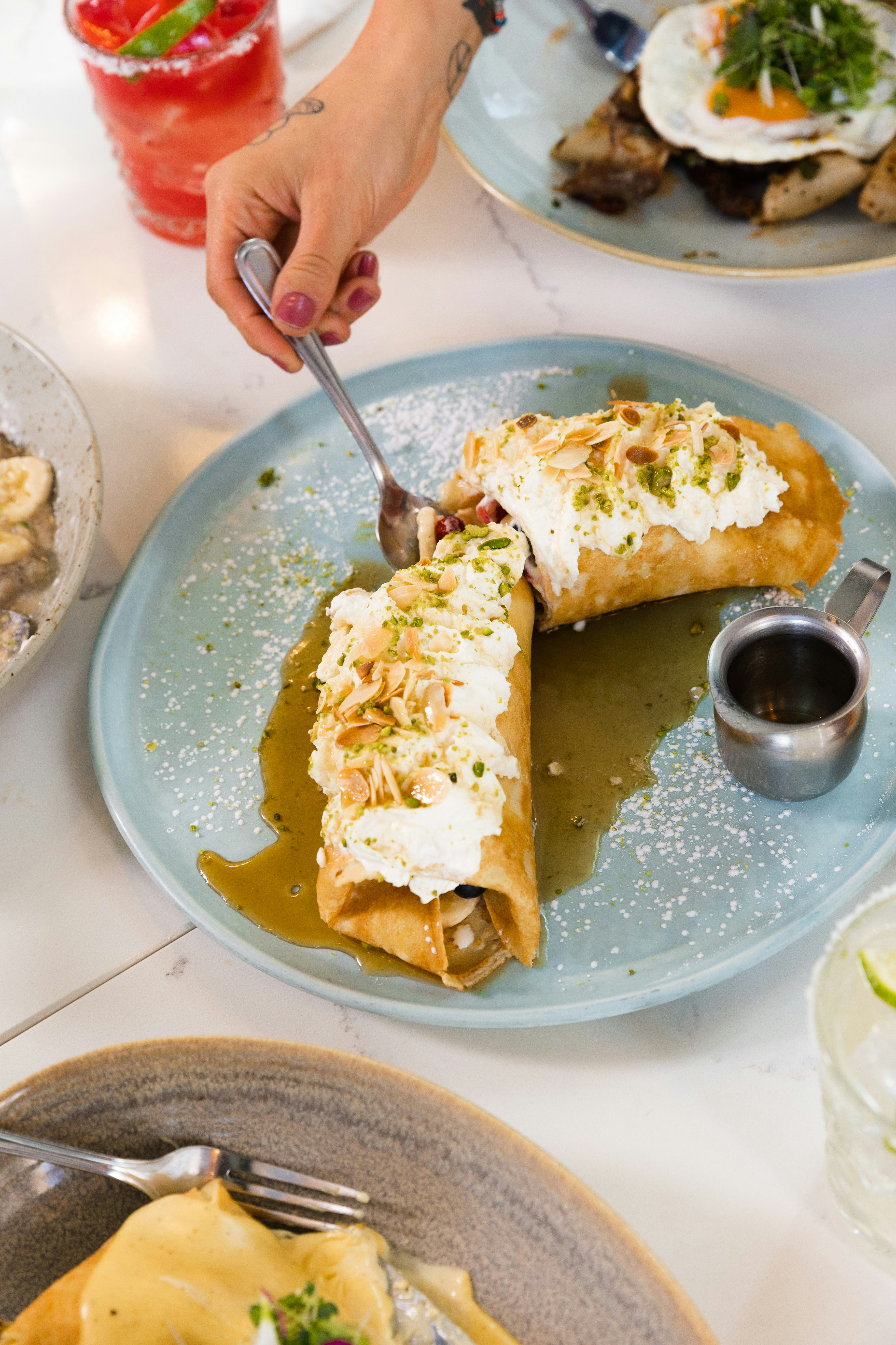 Manger des crêpes de dessert avec de la crème fouettée et des noix