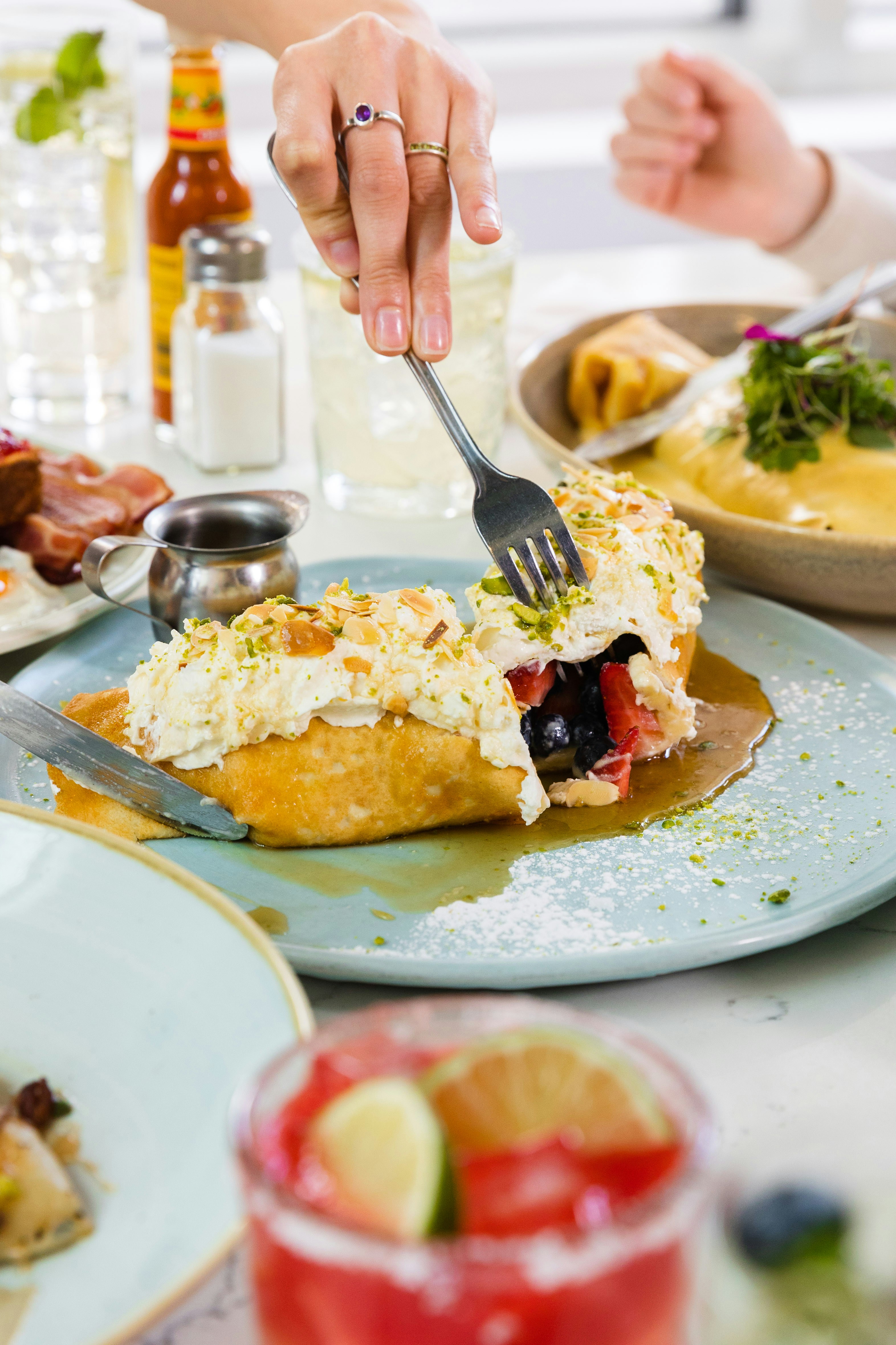 Couper le dessert sucré avec de la crème fouettée et des baies