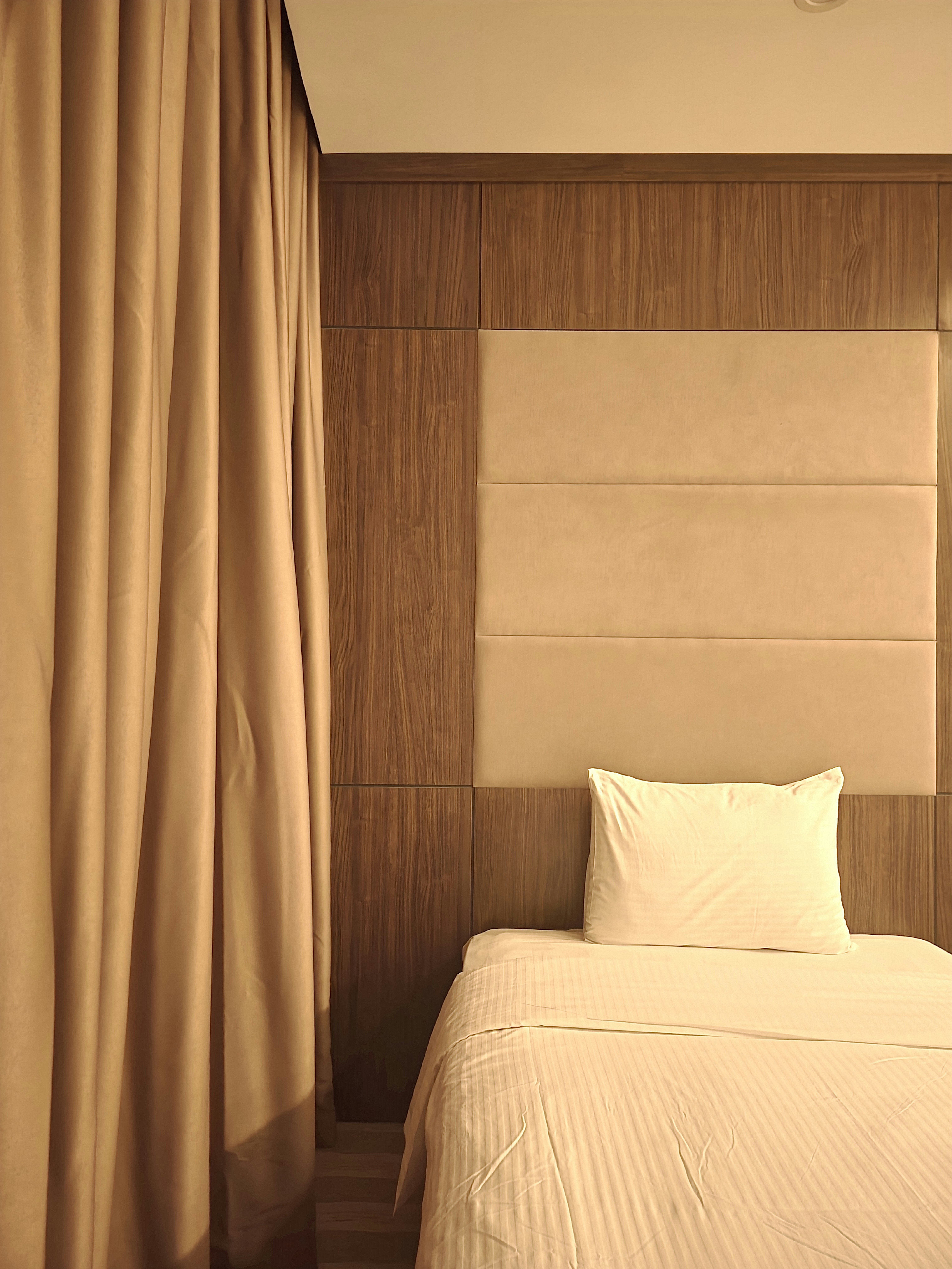 modern guest bedroom interior, wallpaper, Ideas for Guest Room with TV Stand: Layout and Design Tips 5