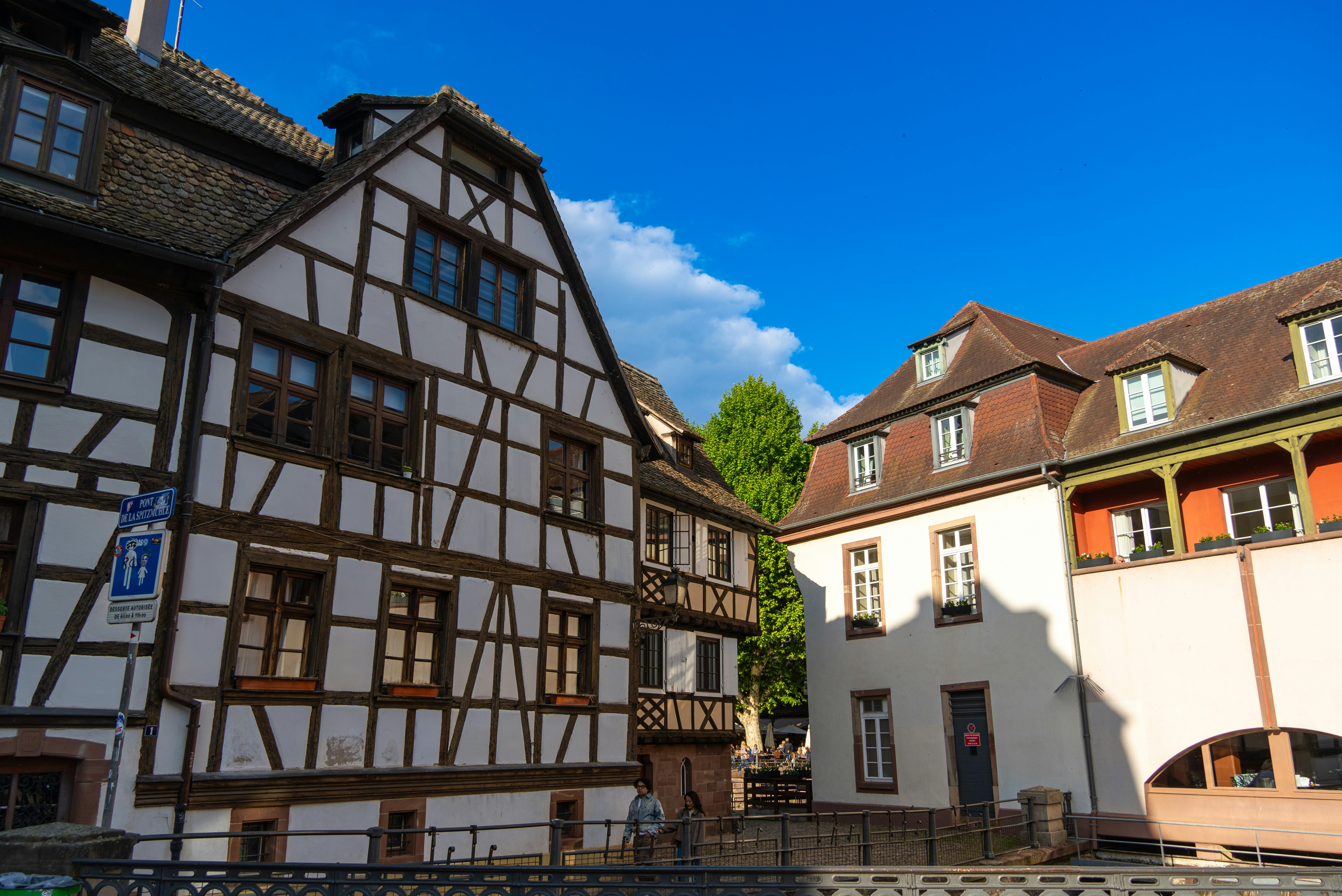 Maisons à colombages aux toits de tuiles sous un ciel bleu