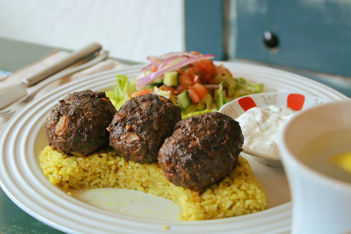 Köfte bowl: bulgur, nar ekşili salata