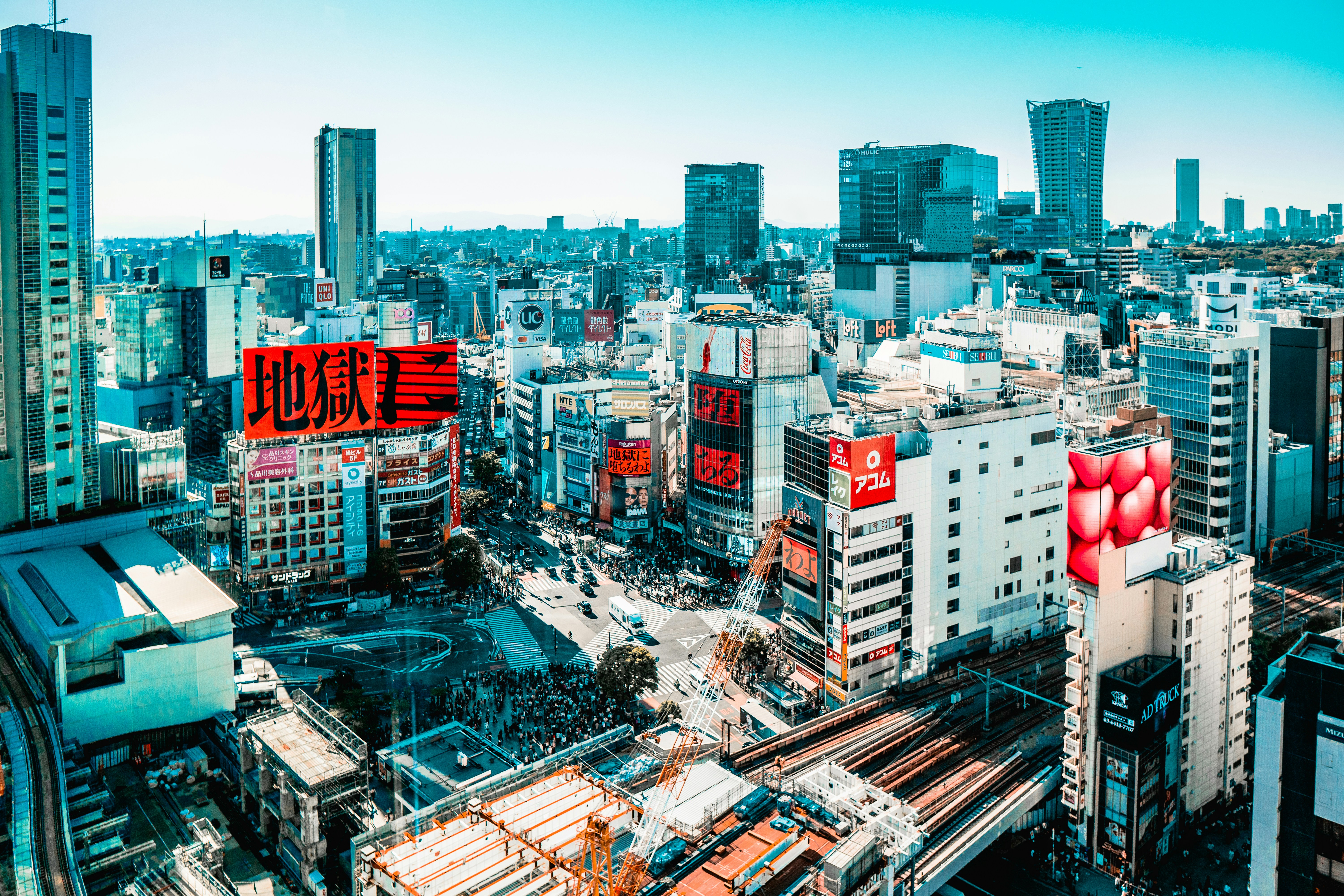 高層ビルや街の活気があふれる日本の街並み。