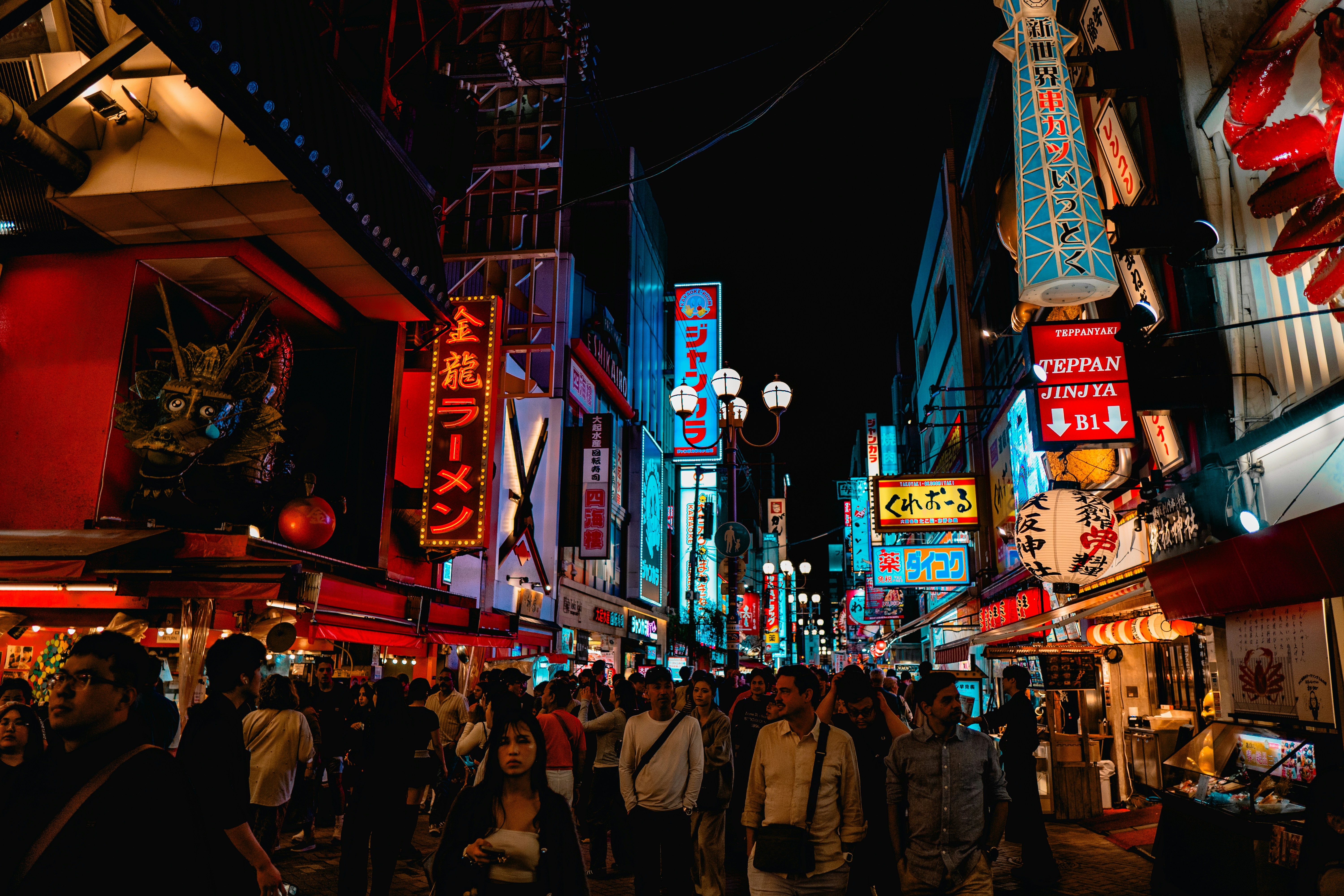 夜の活気ある街の通りは、数多くのネオンサインに照らされていた。