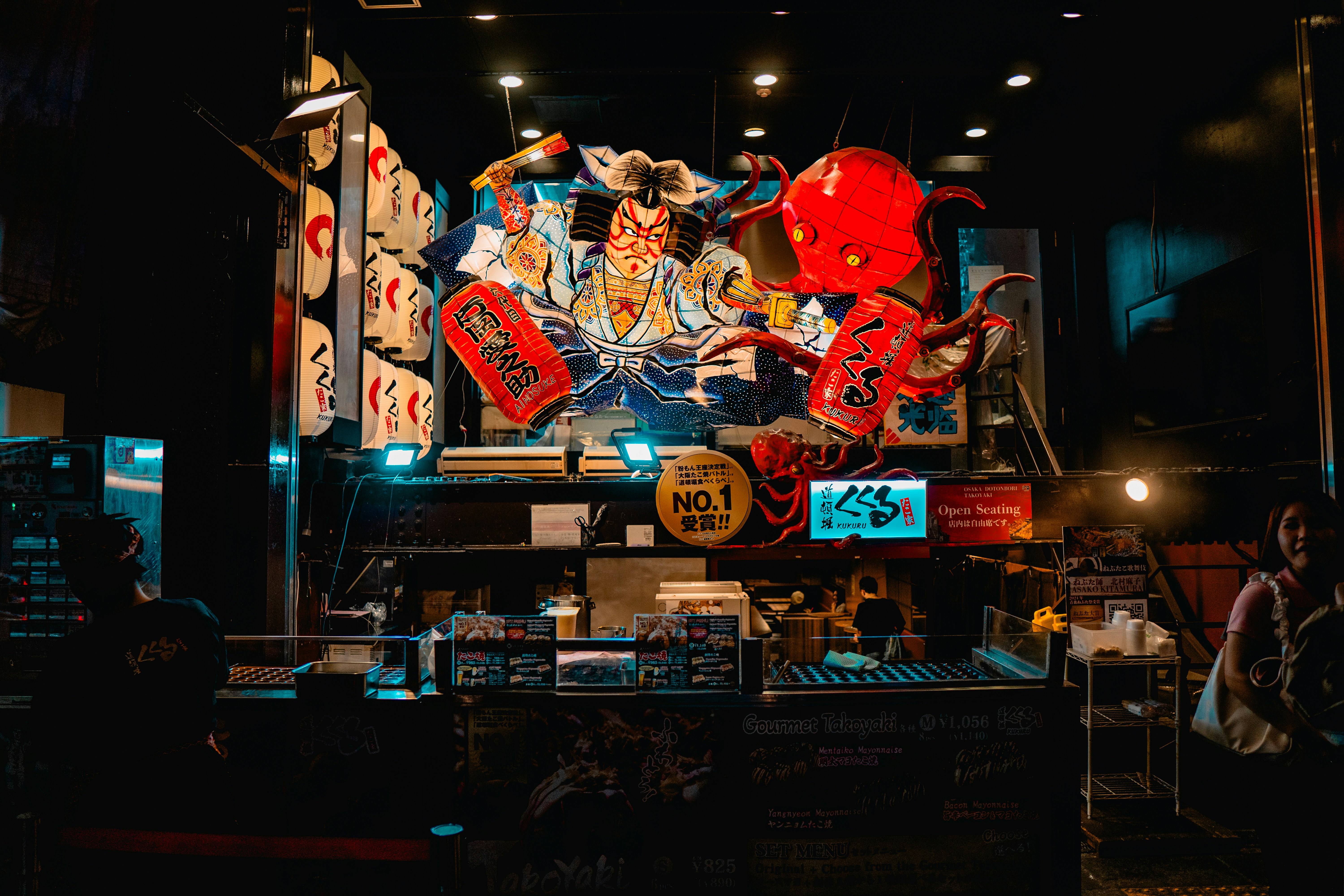 戦士の姿とタコの装飾があしらわれたカラフルな日本風の展示。