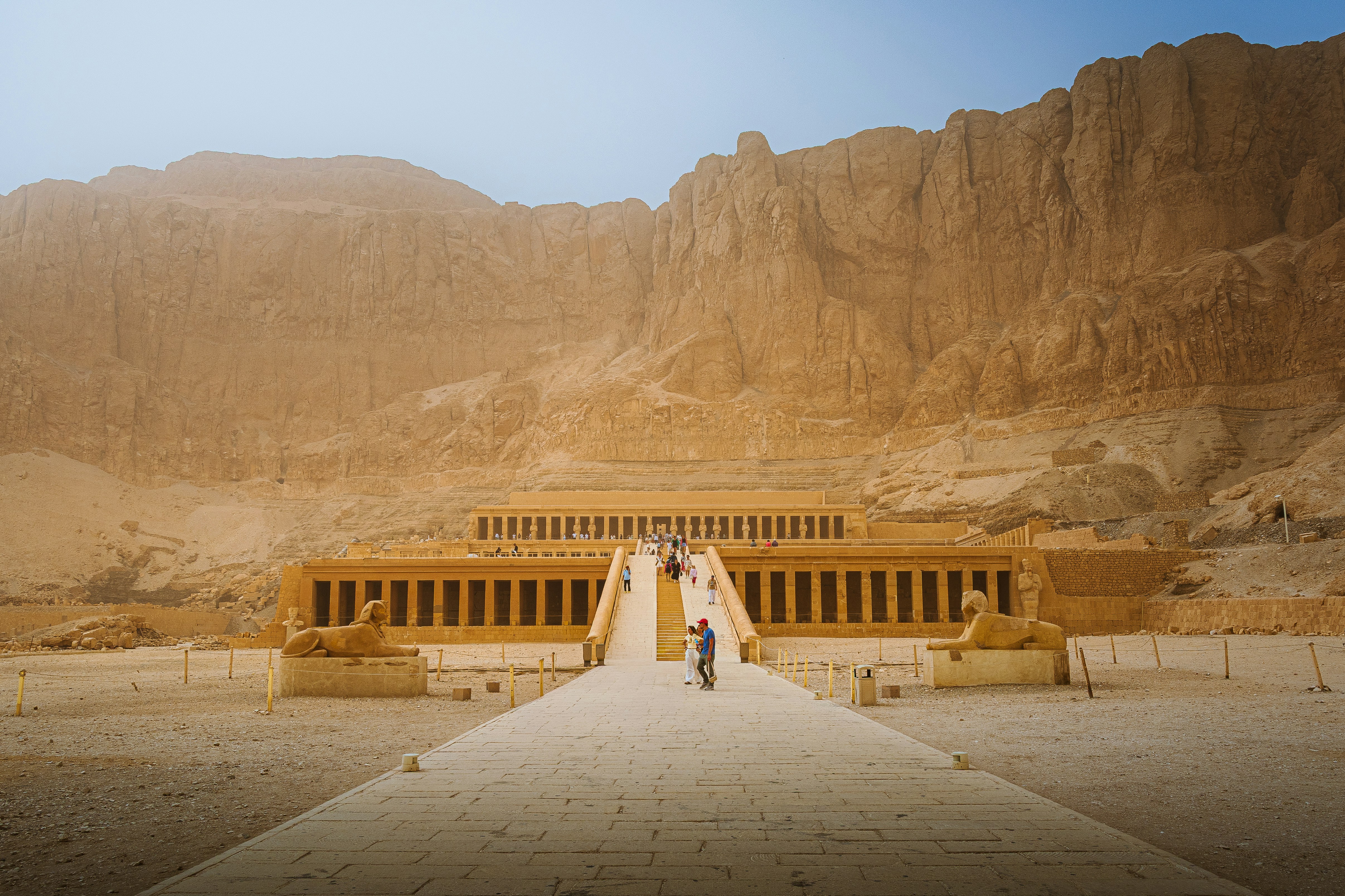 Templo funerario de Hatshepsut en las montañas del desierto.