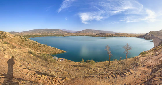 Lago azul entre montañas áridas