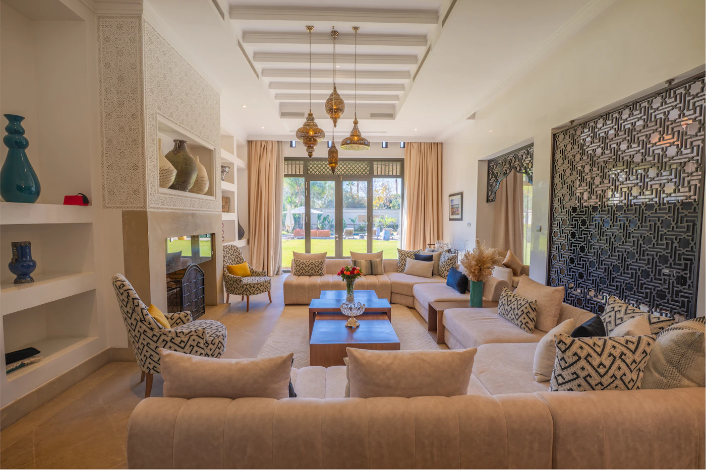 Salón amplio de una villa, ordenado y listo para vivir