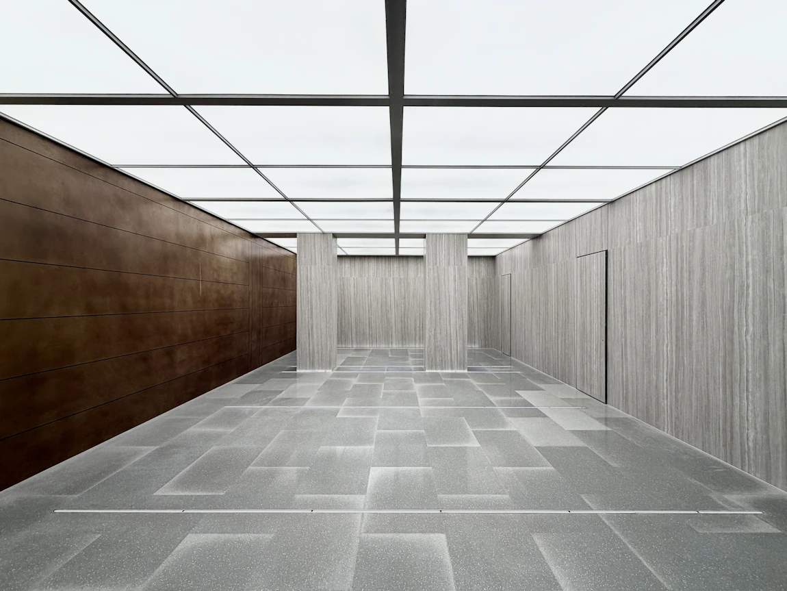 Moderne lege ruimte met architectonische details