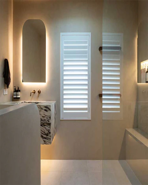 Baño de visitas con espejo iluminado — después