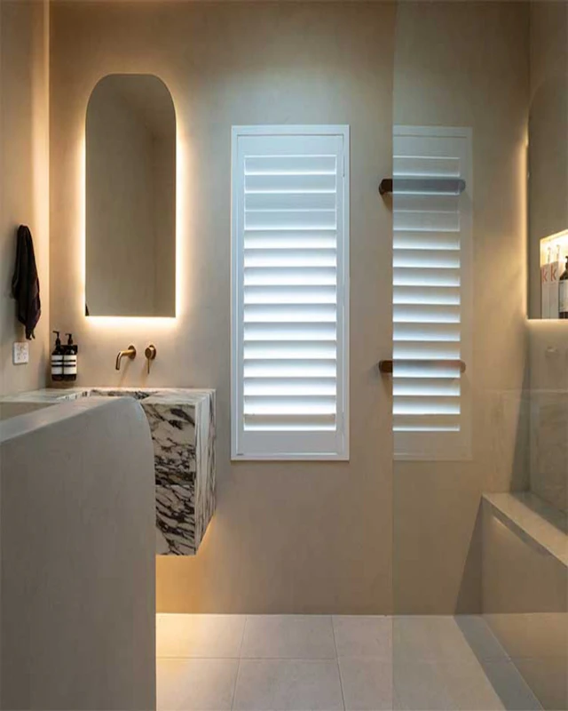 Baño de visitas con espejo iluminado — después