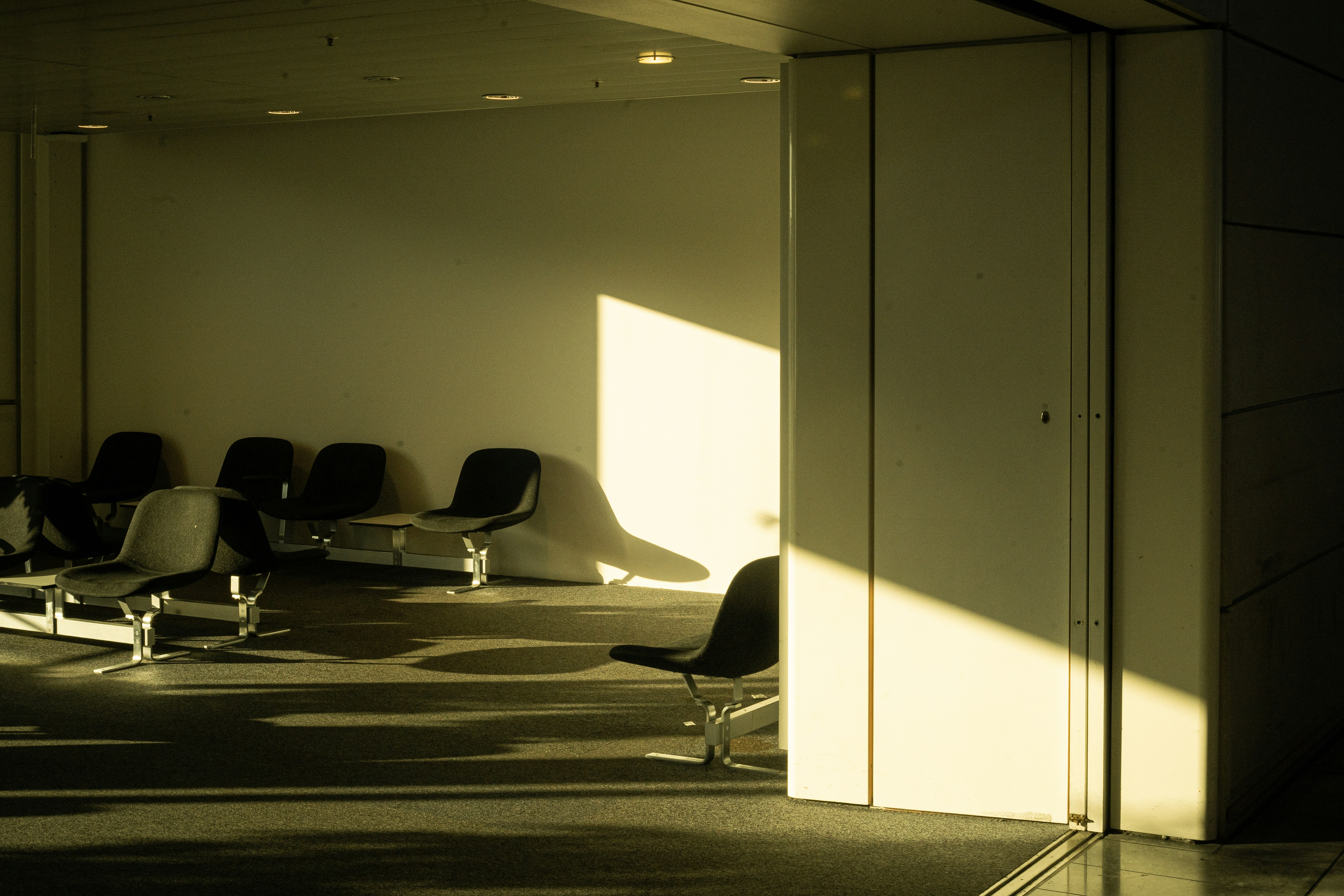 Une salle d'embarquement lumineuse dans un terminal d'aéroport
