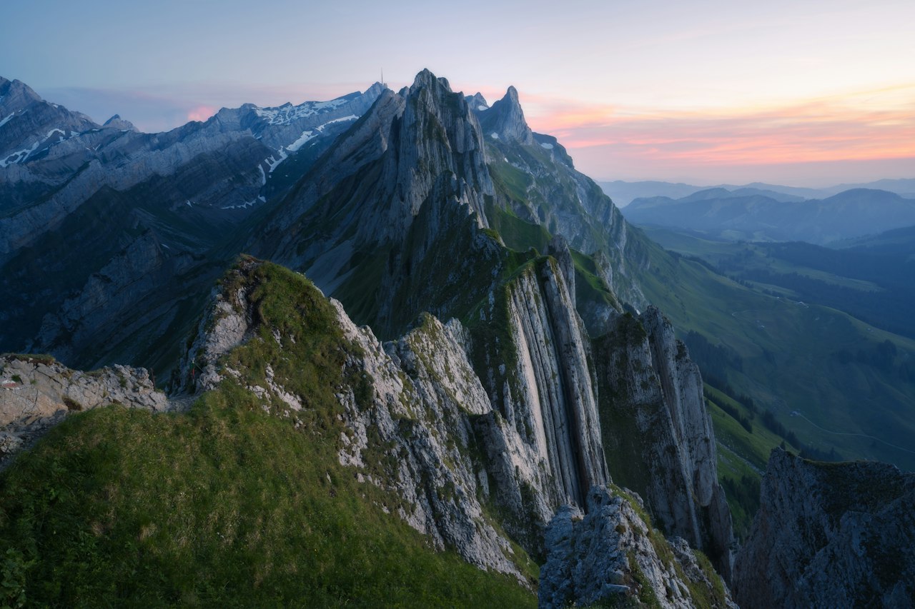 Crêtes alpines suisses au coucher de soleil