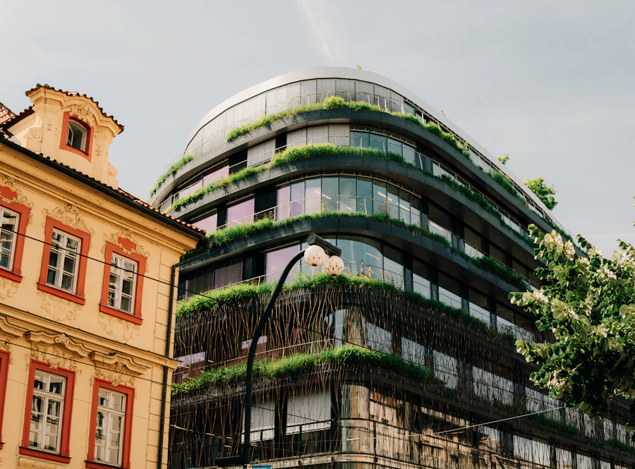 Nová developerská výstavba v Praze - moderní budova vedle historické fasády