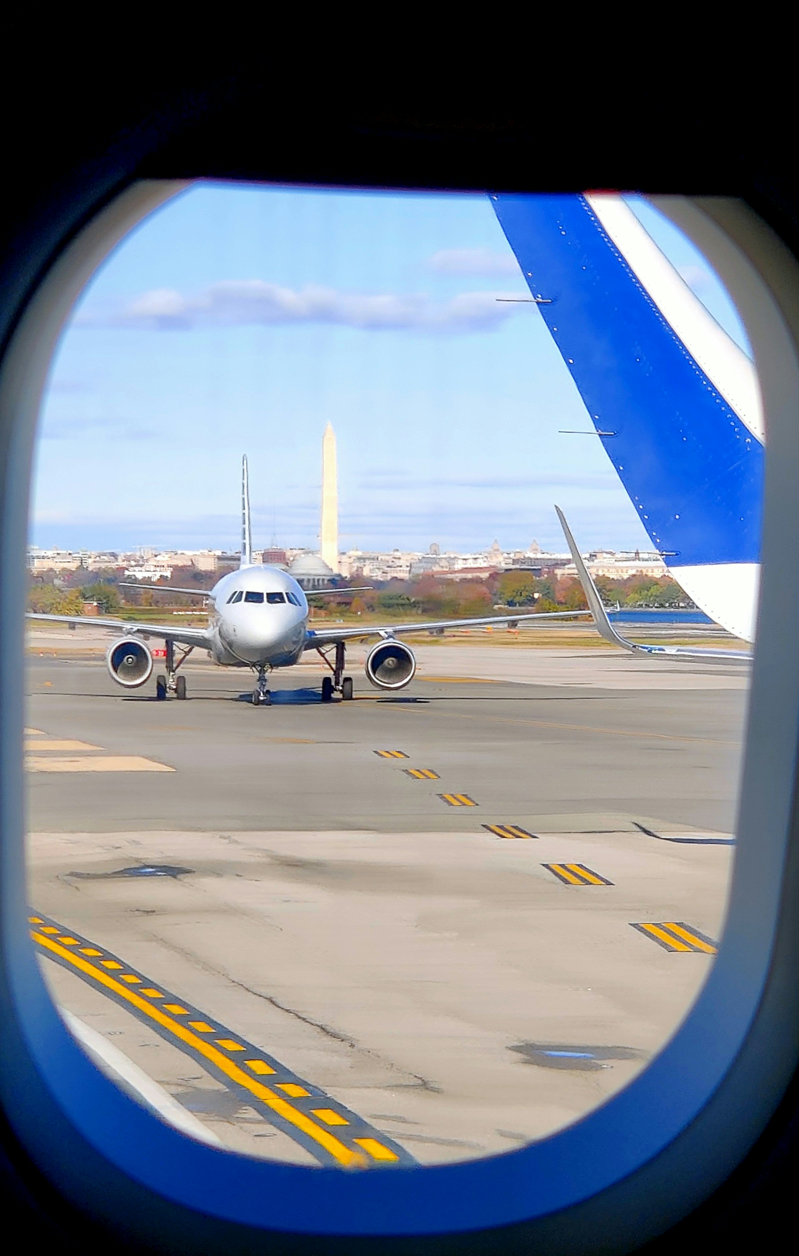 Avión en la pista con el Monumento a Washington al fondo