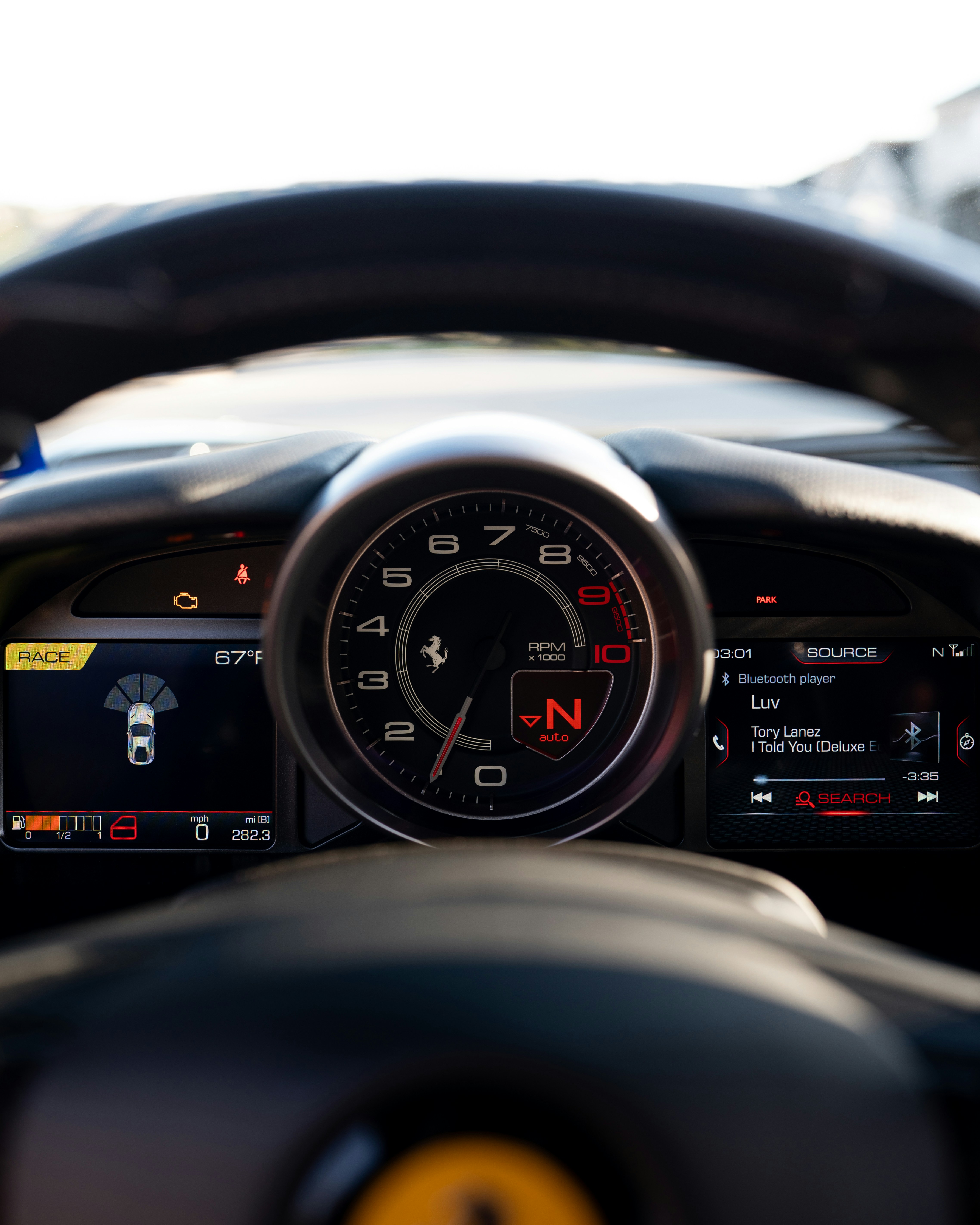 Dasbor Ferrari dengan roda kemudi dan tampilan digital