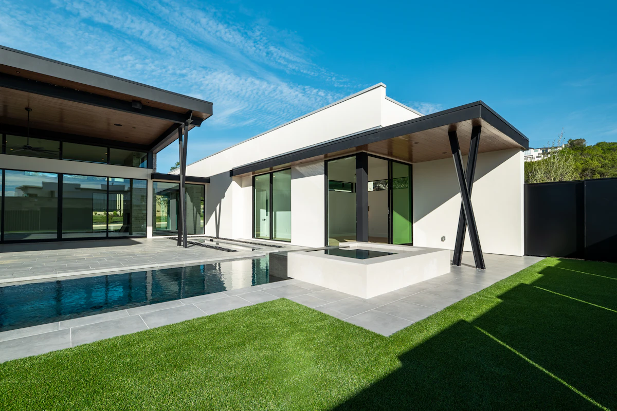 Jardín residencial con alberca