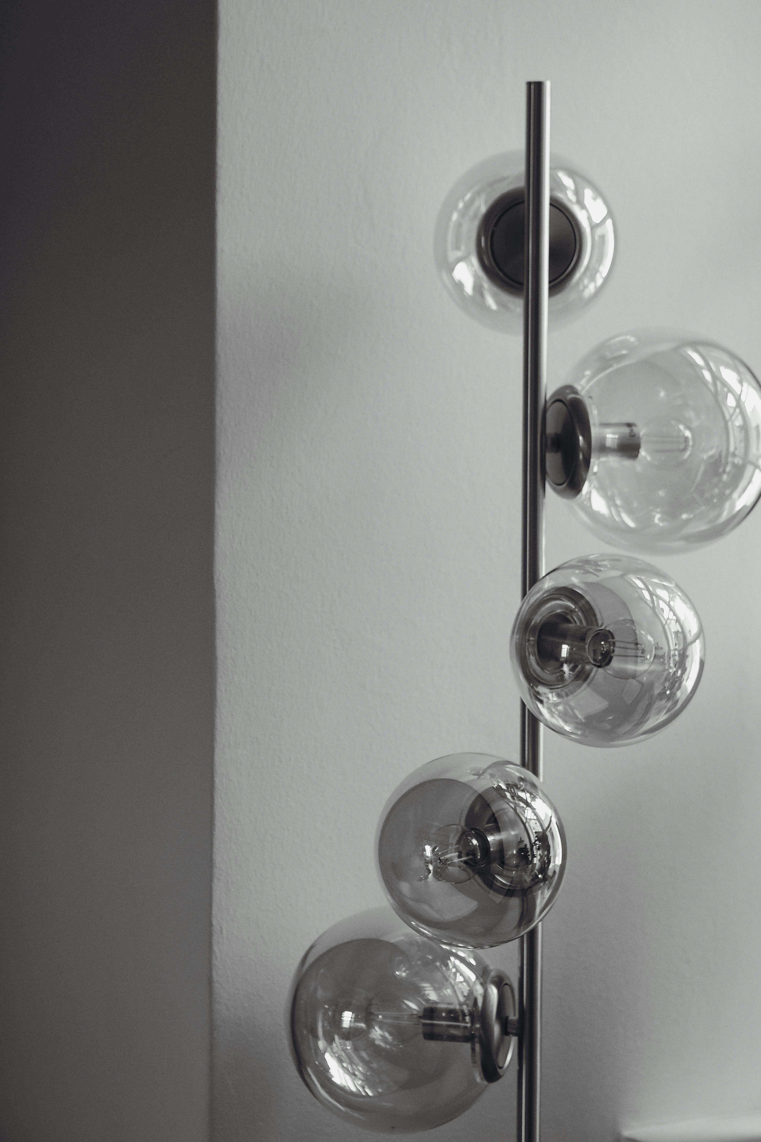Moderne Stehleuchte mit mehreren Lichtkugeln