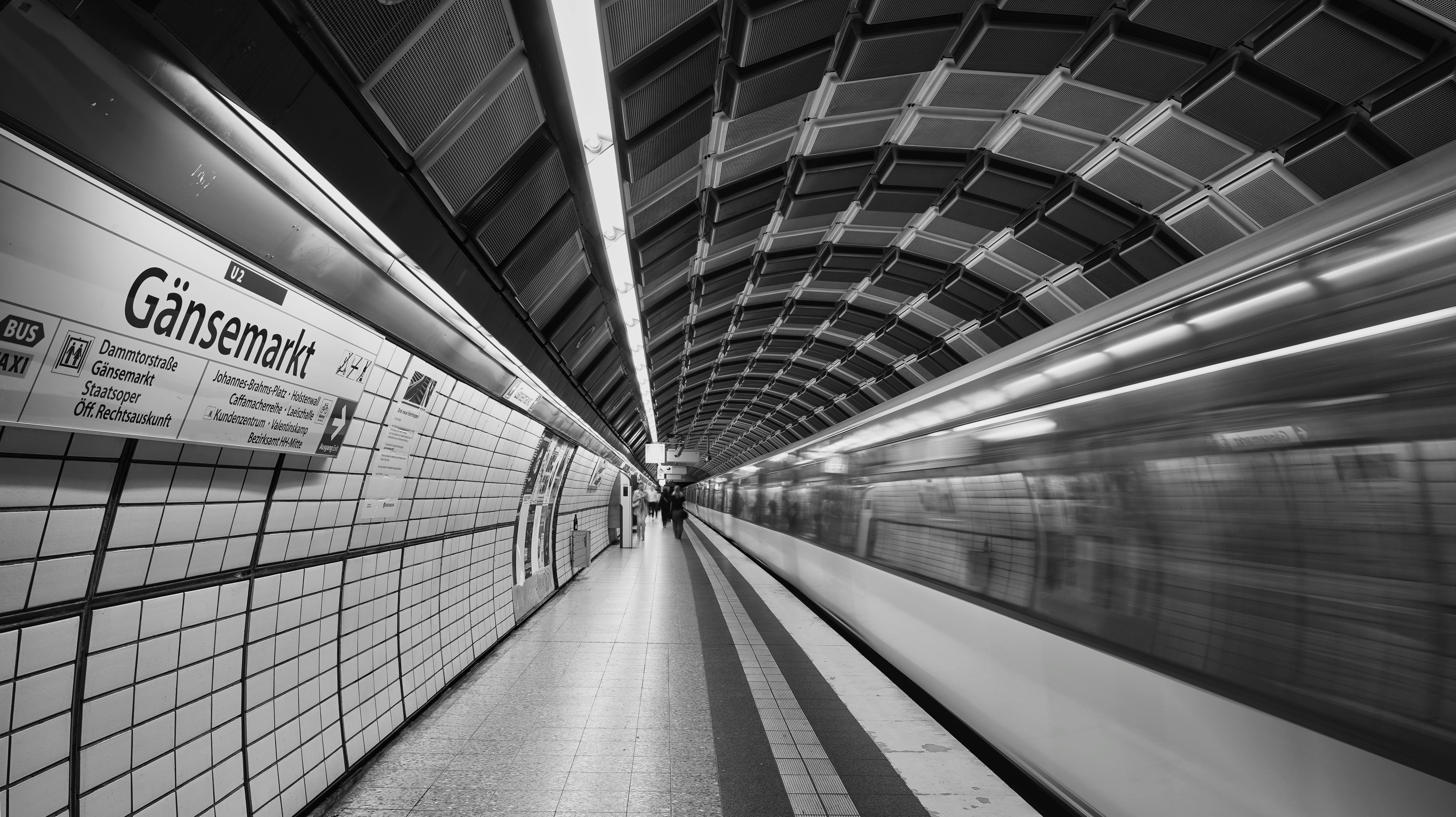 Motion blurred train speeding through gänsemarkt subway station.