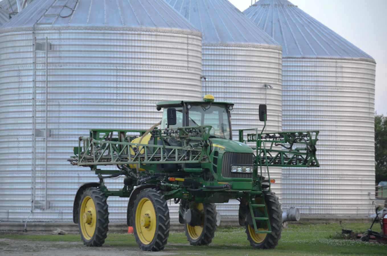 Agricultural field sprayer