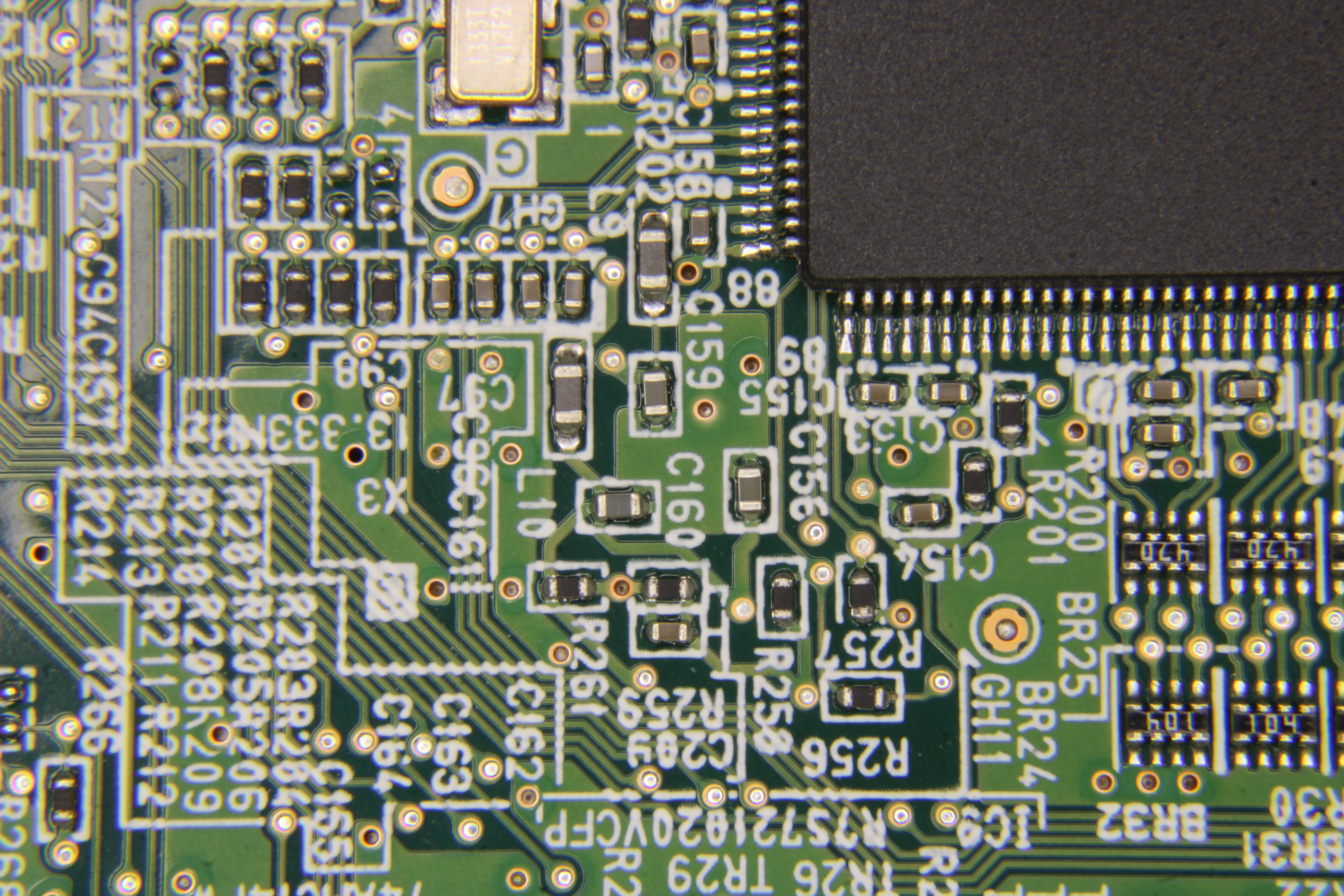 Detaillierte grüne Leiterplatte mit elektronischen Komponenten und Mikrochip.