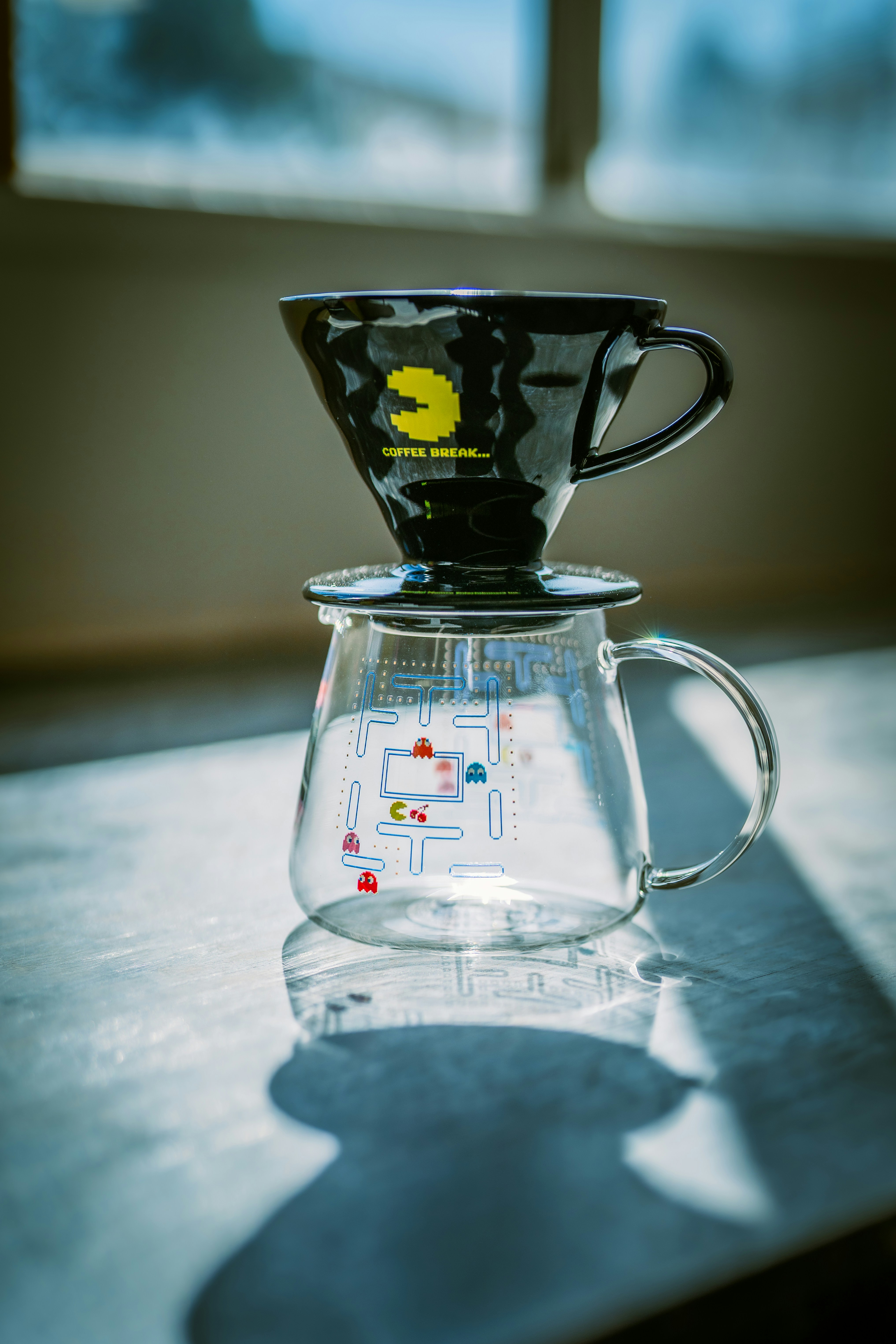 Set tuang kopi bertema Pac-man dengan teko kaca.