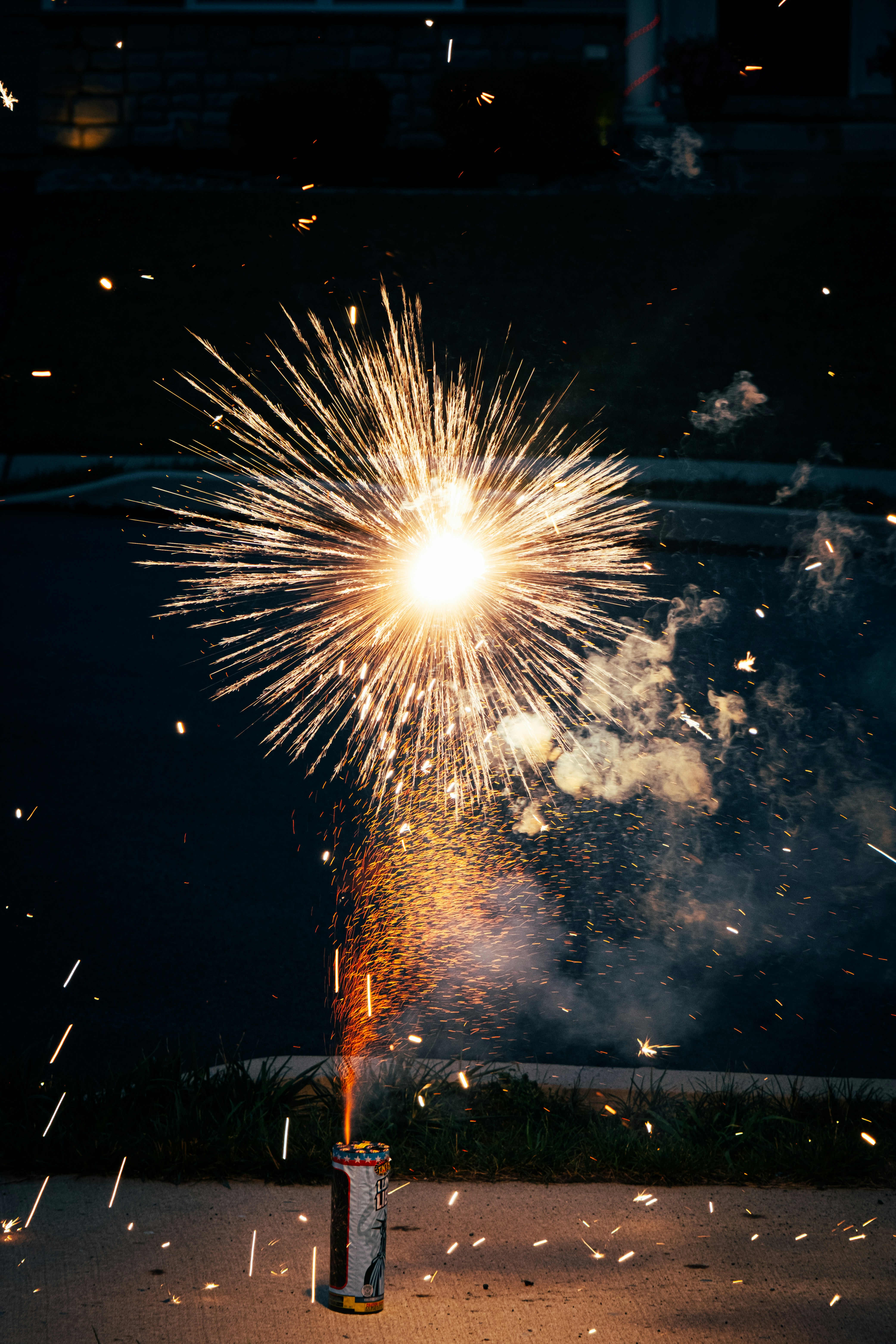 Um fogo de artifício explodindo com faíscas brilhantes à noite.