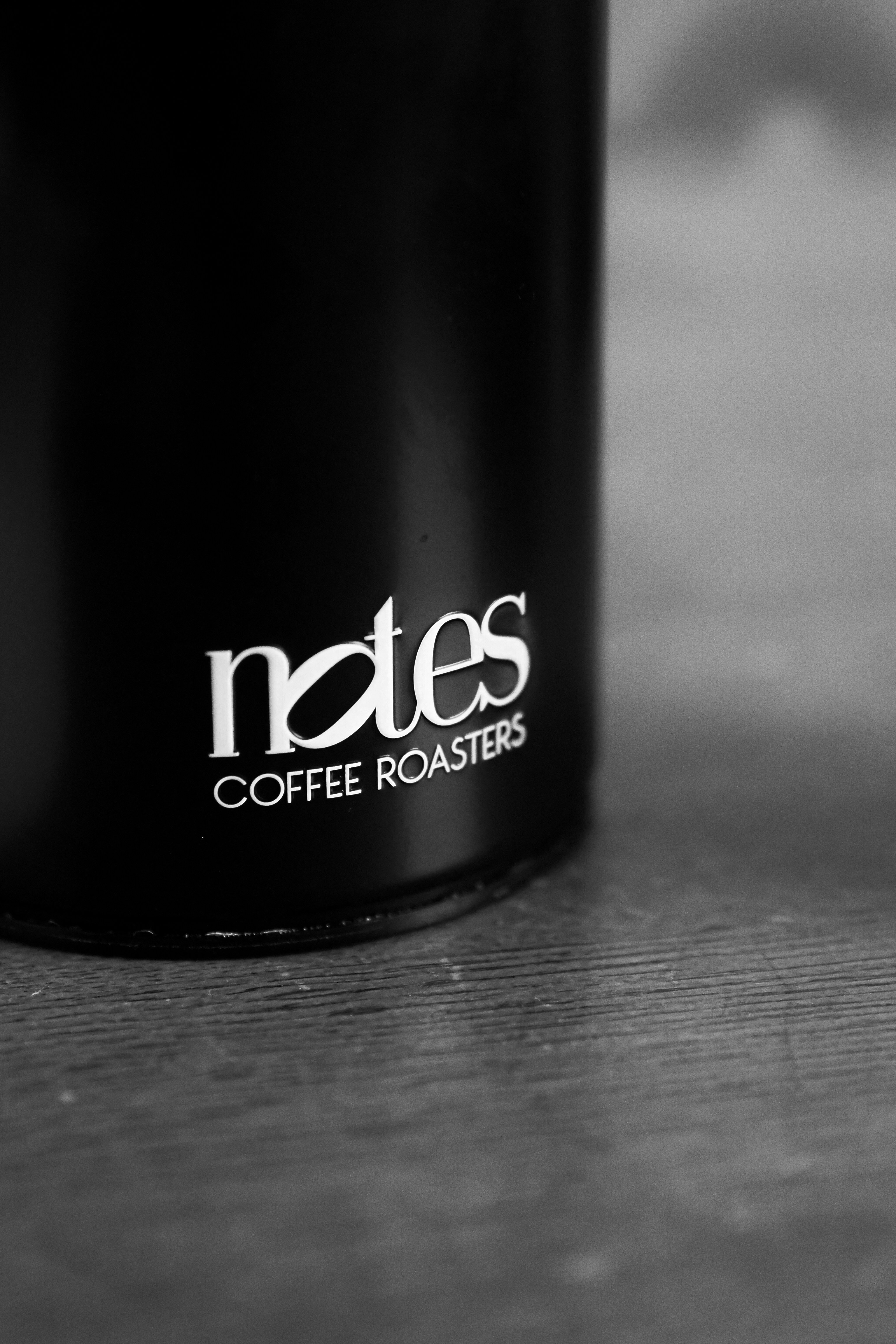 Un récipient noir avec le logo « notes coffee roasters »