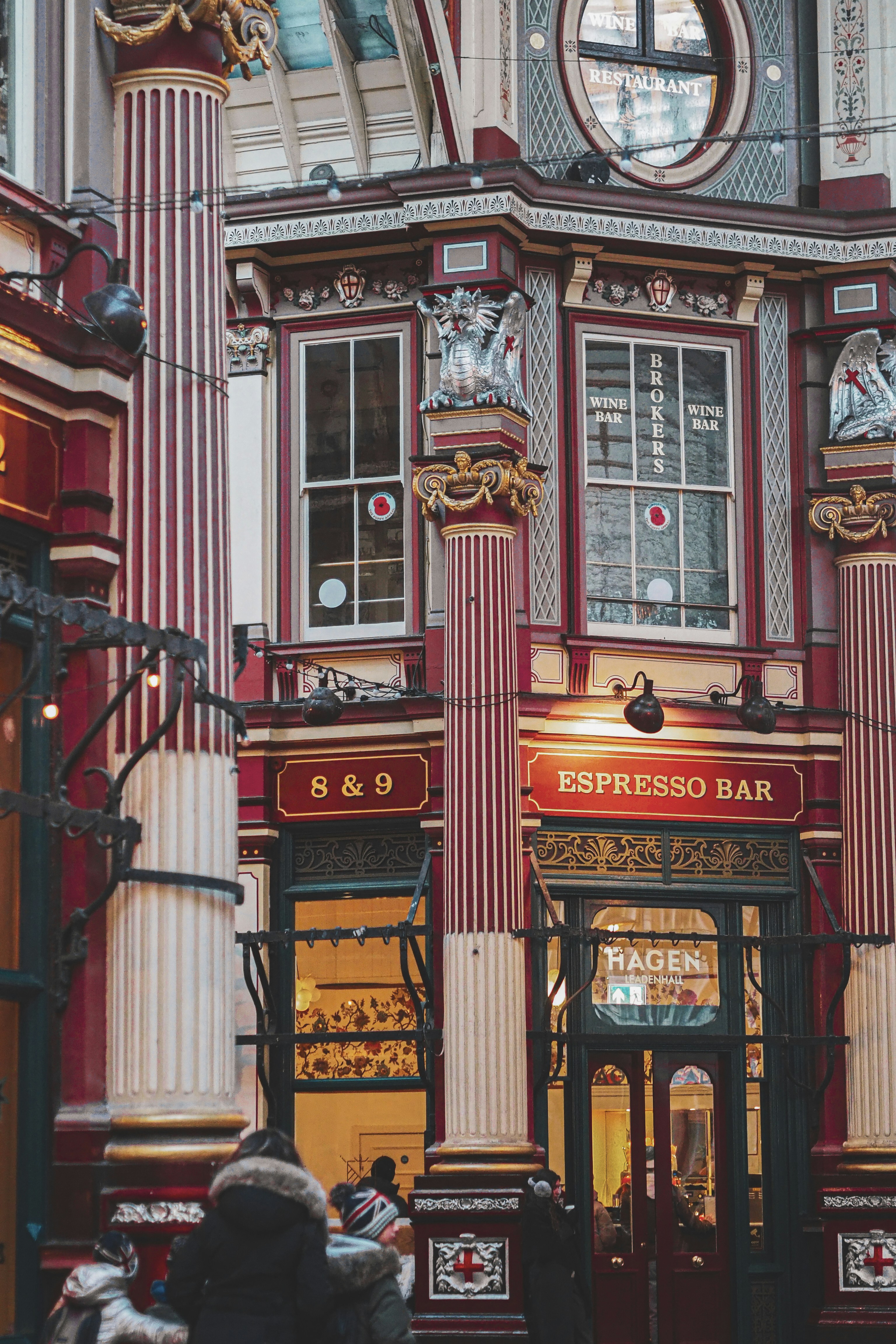 Edificio ornato rosso e bianco con un bar per espresso.