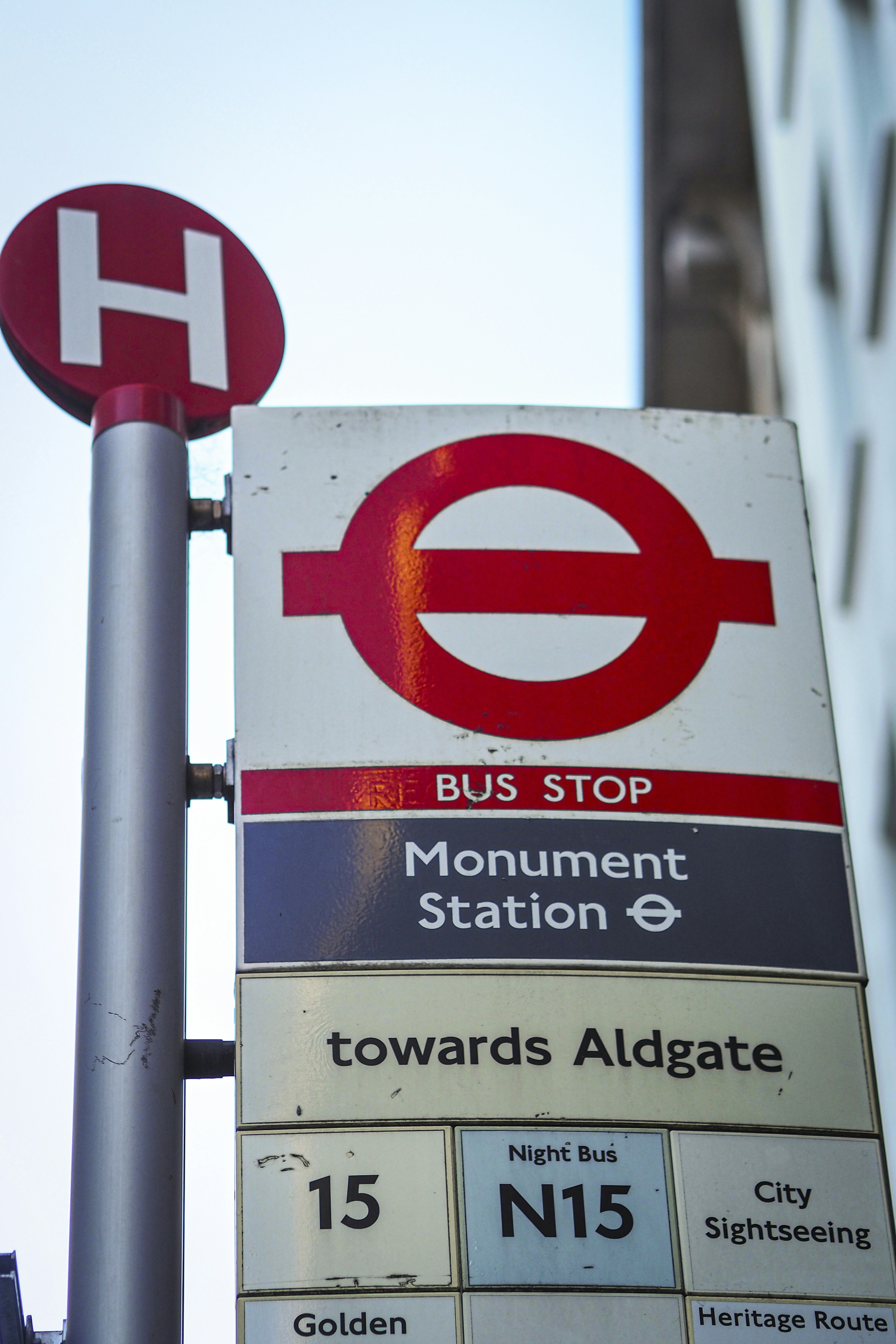 Un cartello di fermata degli autobus di Londra per la stazione Monument e Aldgate.