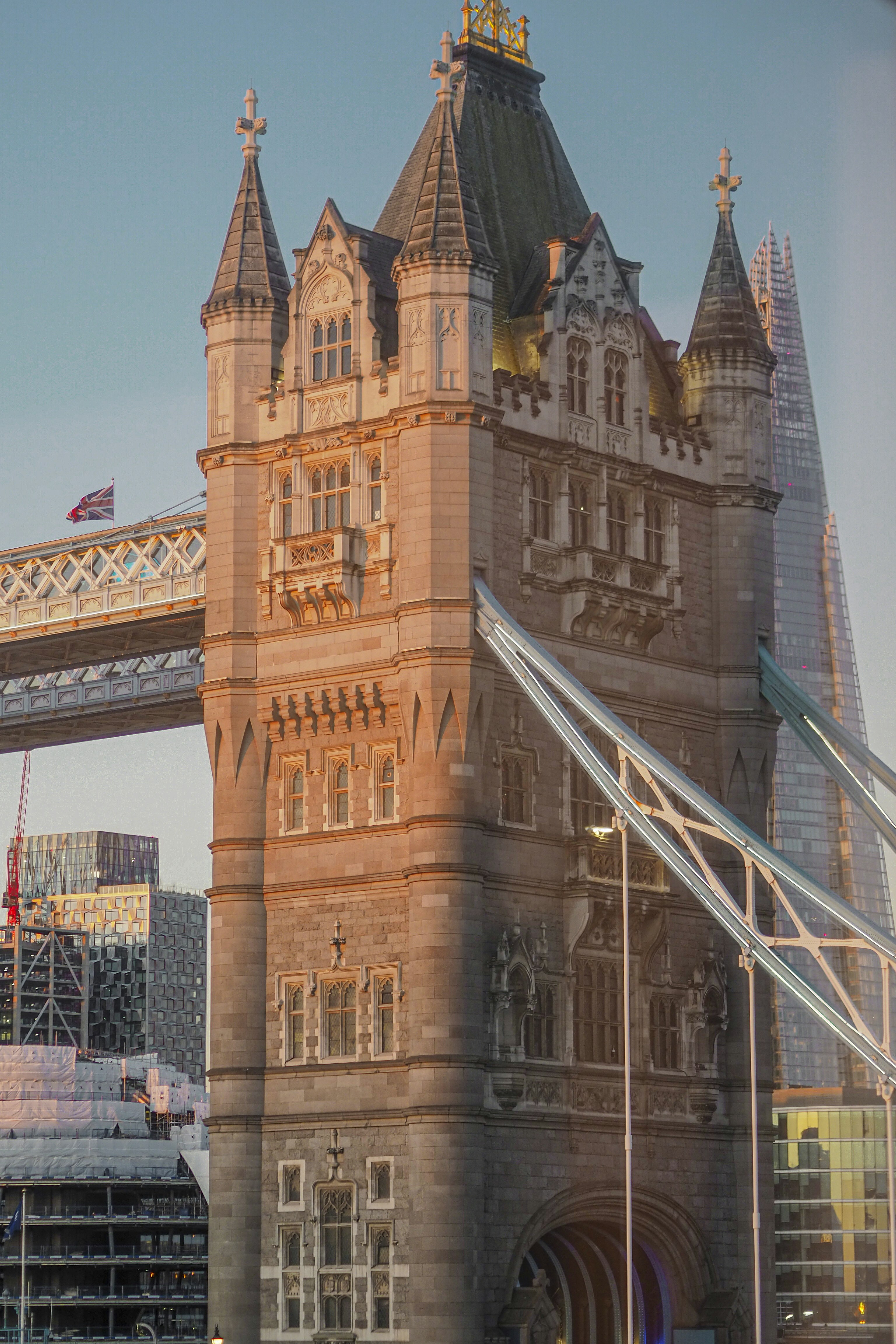 Iconico ponte torre al tramonto con lo shard di Londra.