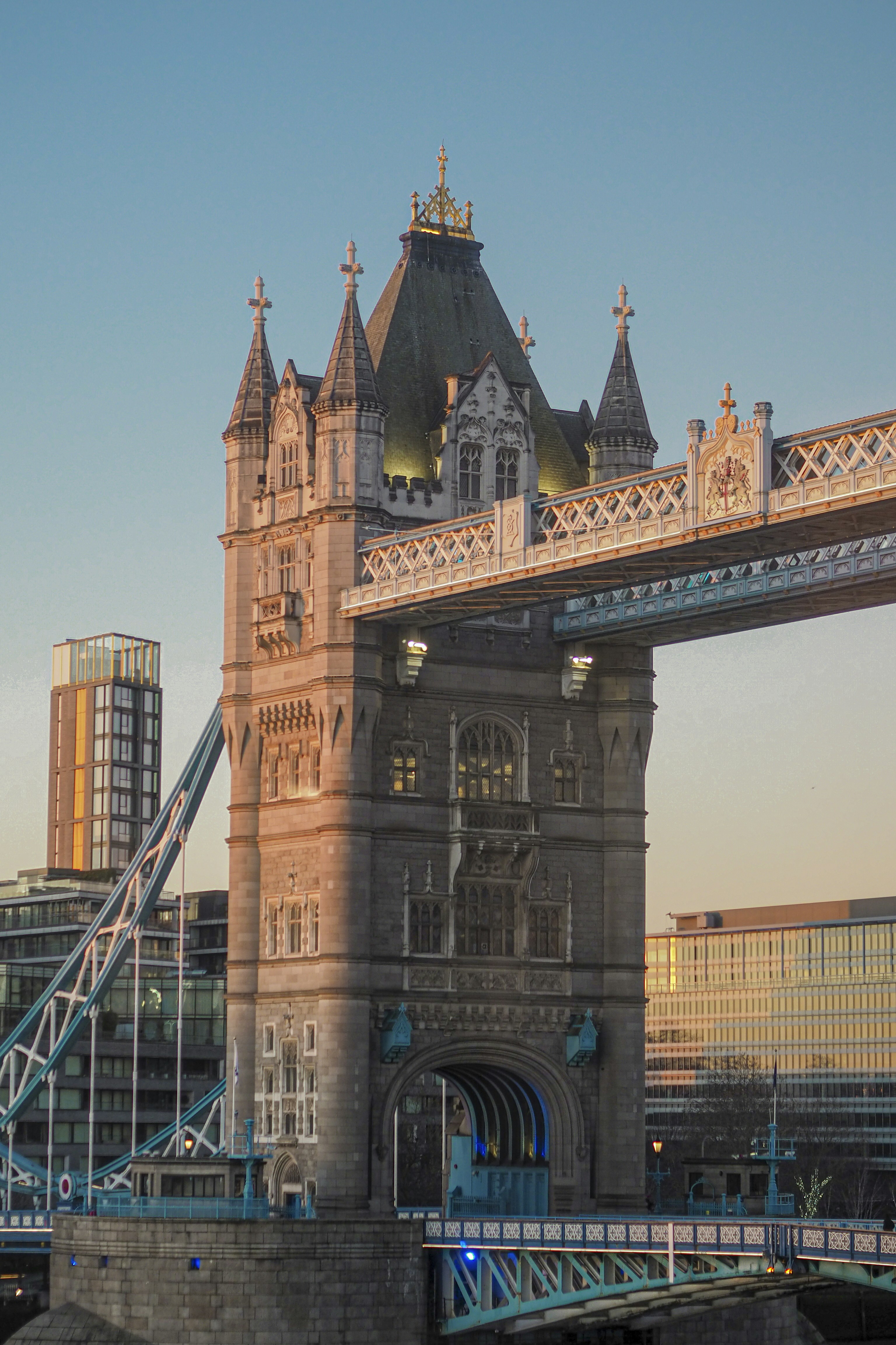 Tower Bridge a Londra contro un cielo limpido al tramonto.