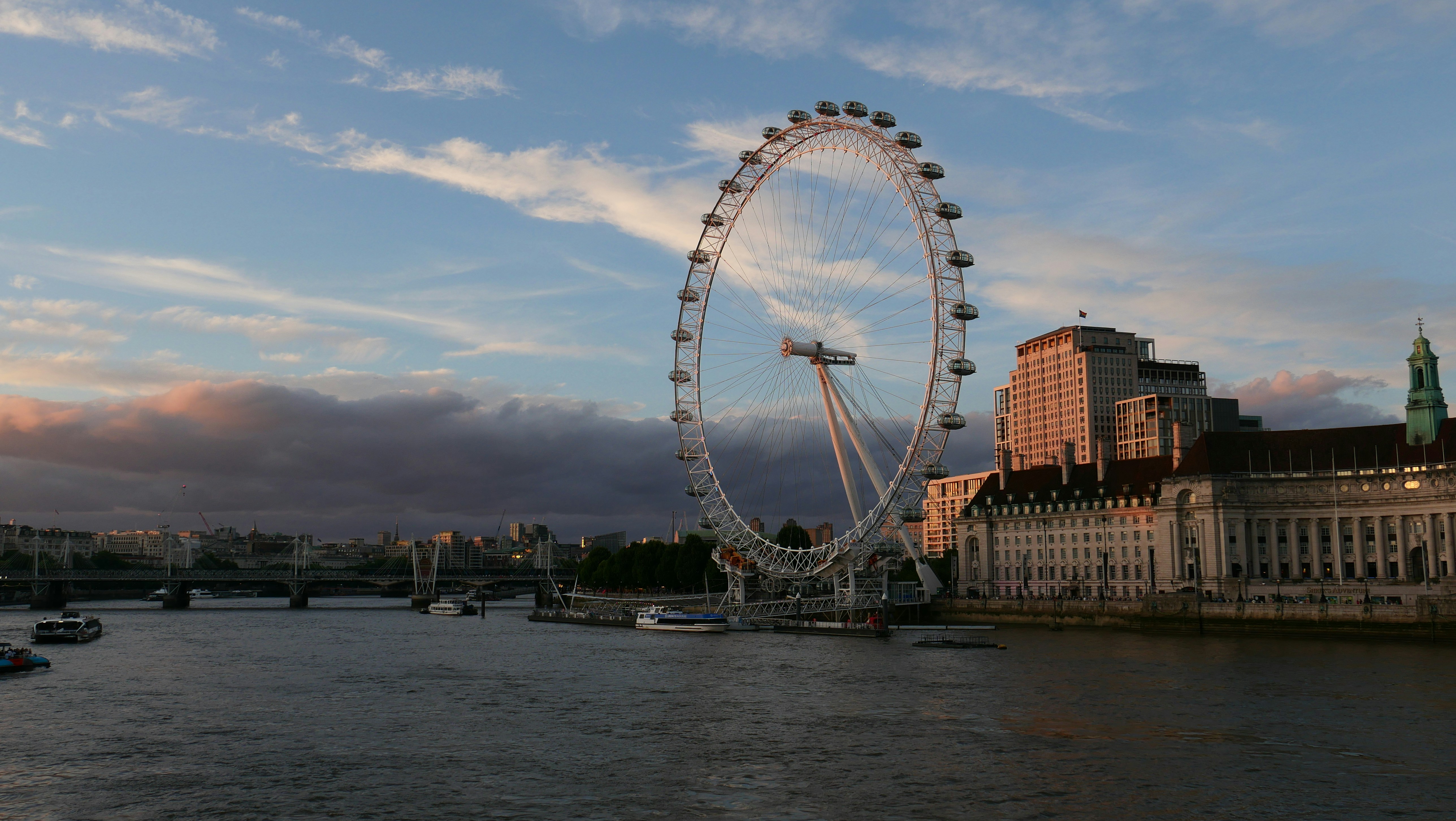 O London Eye e o rio Tâmisa ao pôr do sol.