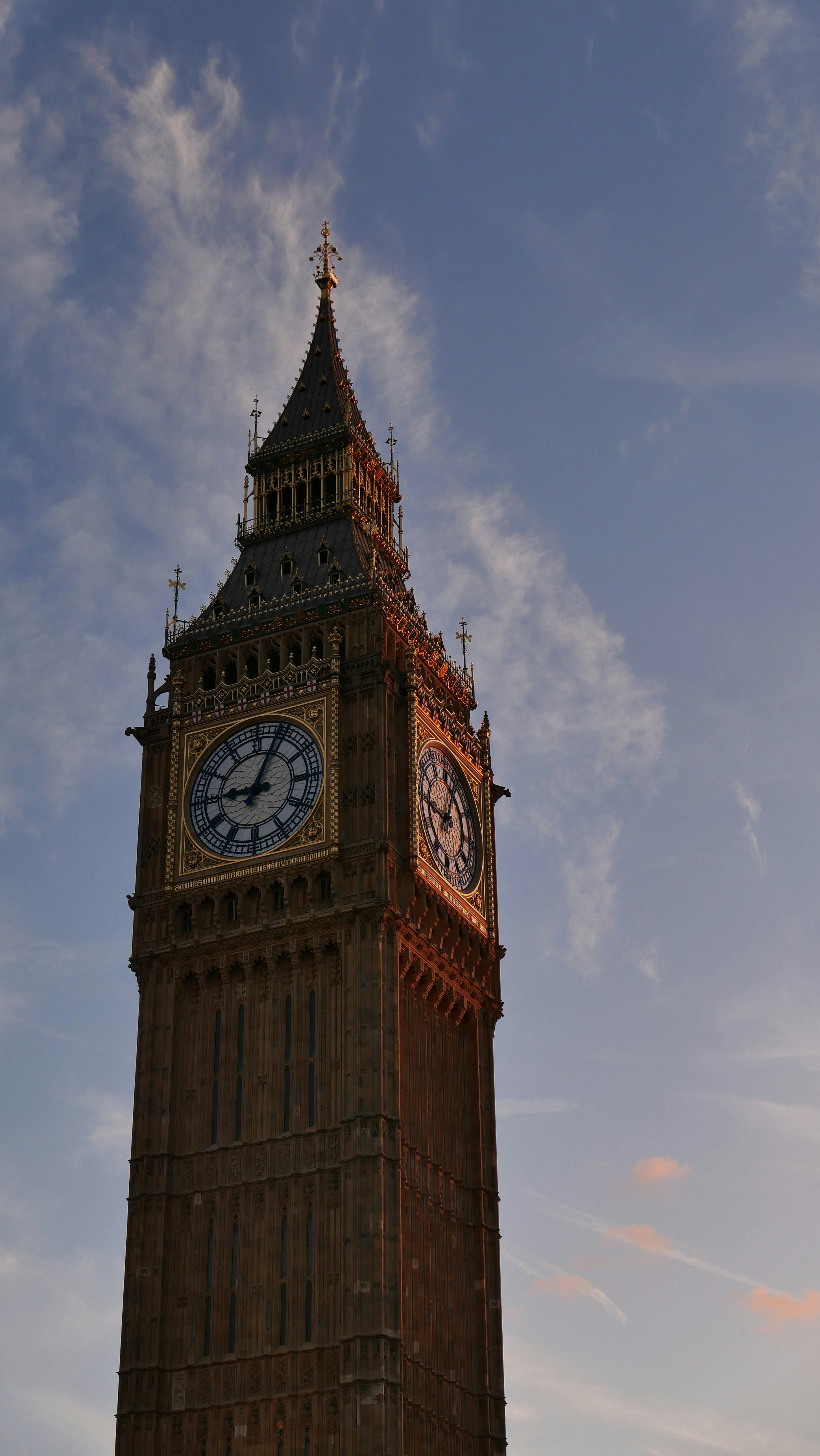 Torre do relógio Big Ben contra um céu azul com nuvens.