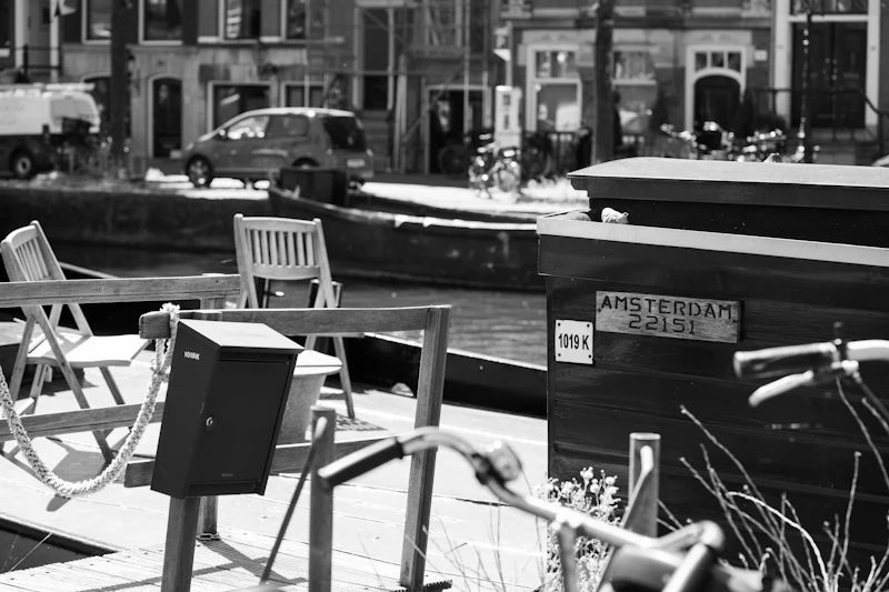 Best Solo Traveler Spots in Amsterdam: Where to Eat, Drink, and Connect