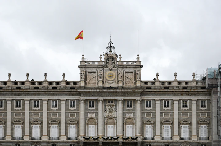 Edificio institucional de Madrid con la bandera de España