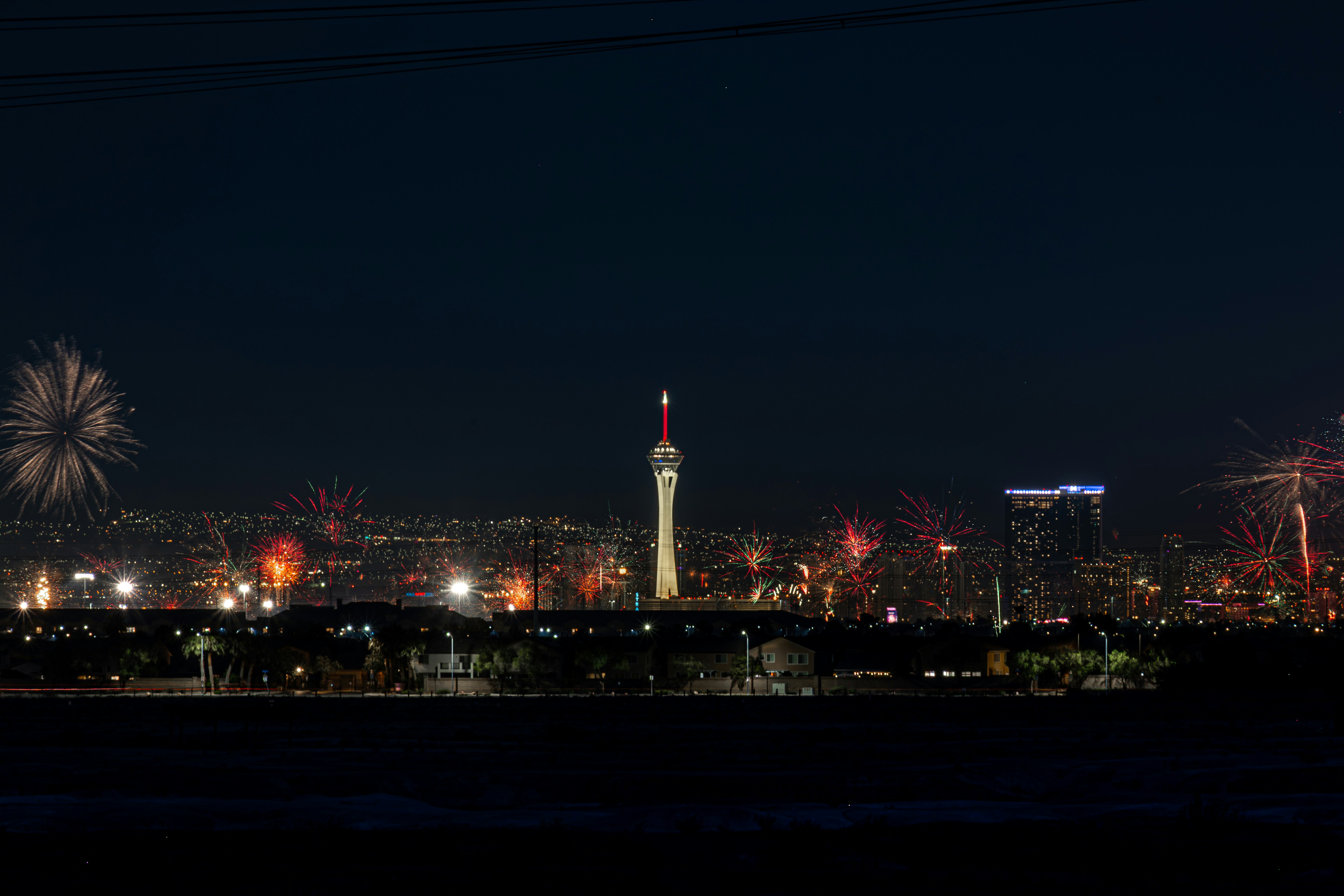 Des feux d’artifice illuminent la silhouette de Las Vegas la nuit.