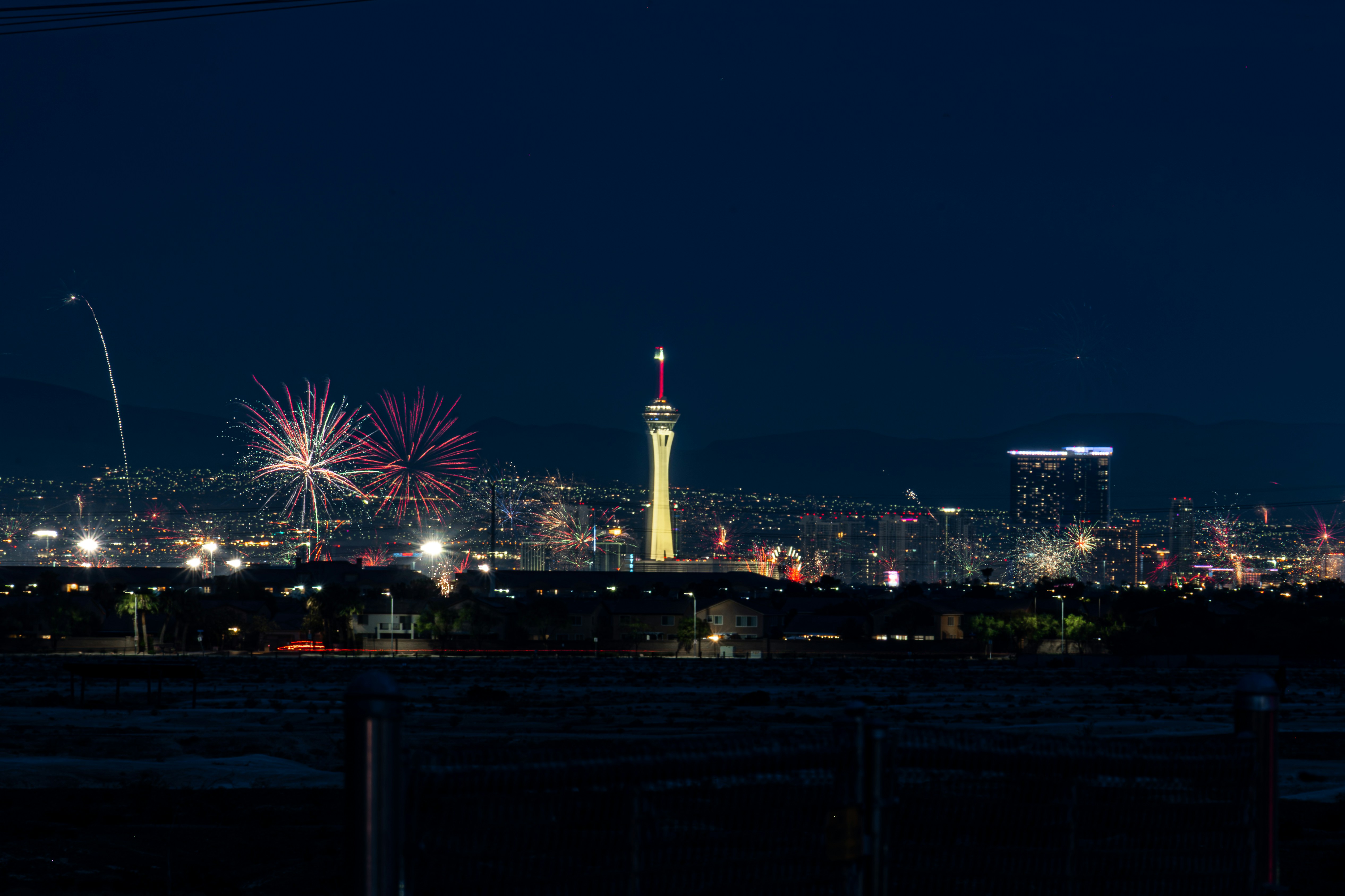 La silhouette de Las Vegas la nuit avec des feux d’artifice et une tour de stratosphère.