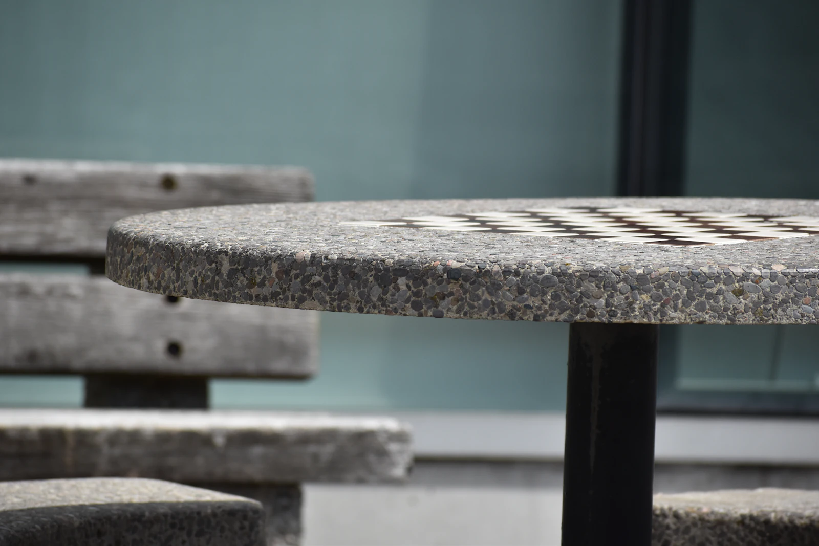 Une table de jeu en béton avec un échiquier gravé