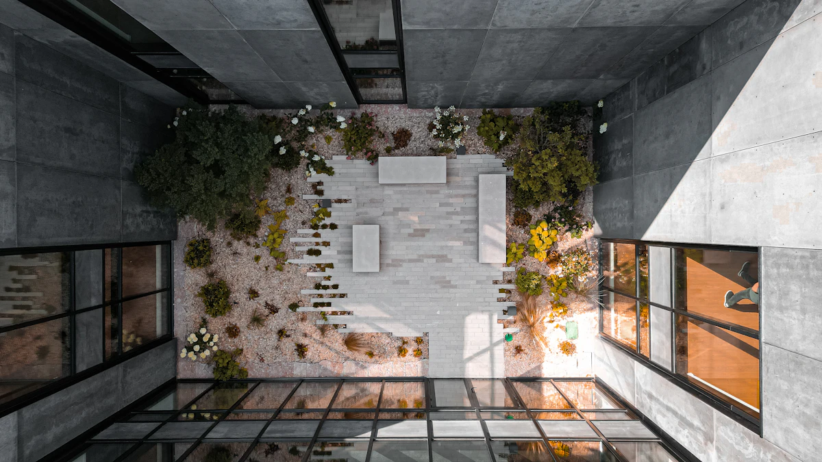 Patio de hormigón minimalista con vegetación y sombras geométricas