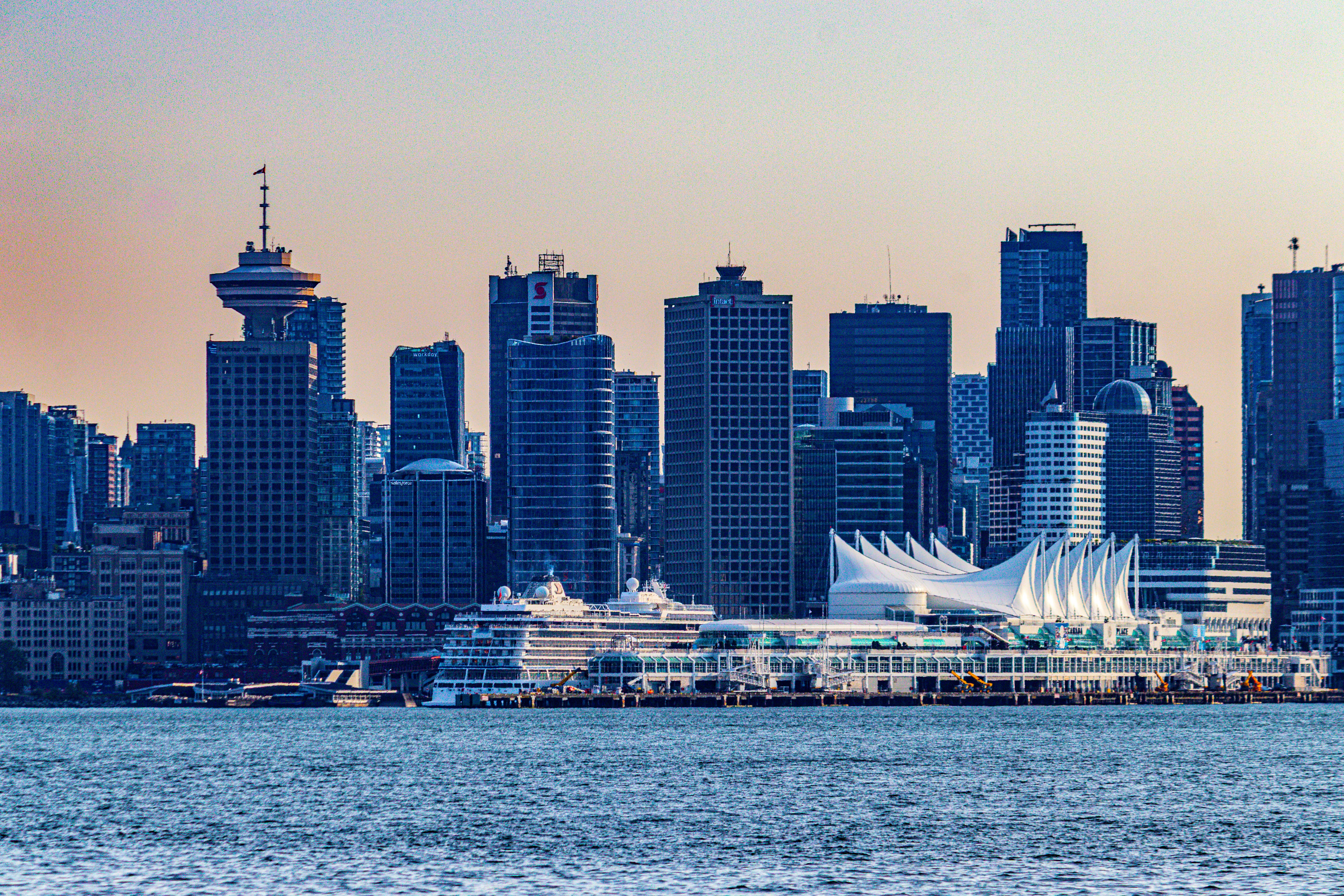 Lo skyline di Vancouver con centro portuale, centro congressi e nave da crociera.